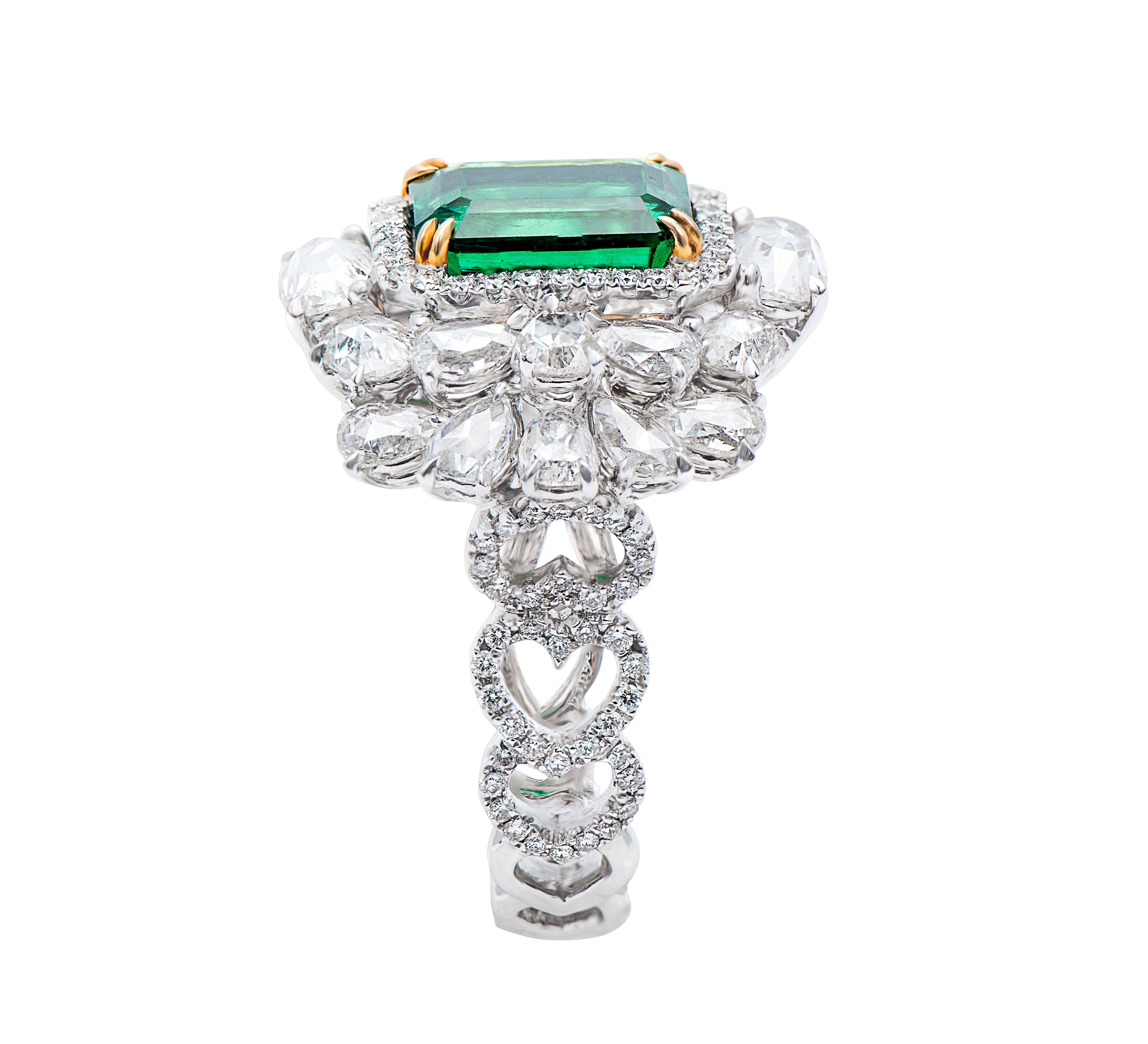 Emerald and Diamond Cocktail Ring In New Condition For Sale In Dubai, Dubai