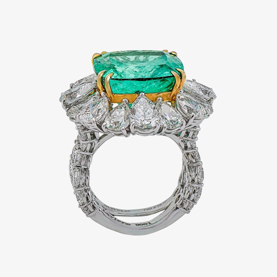 Emerald and Diamond Cocktail Ring In New Condition For Sale In Dubai, Dubai