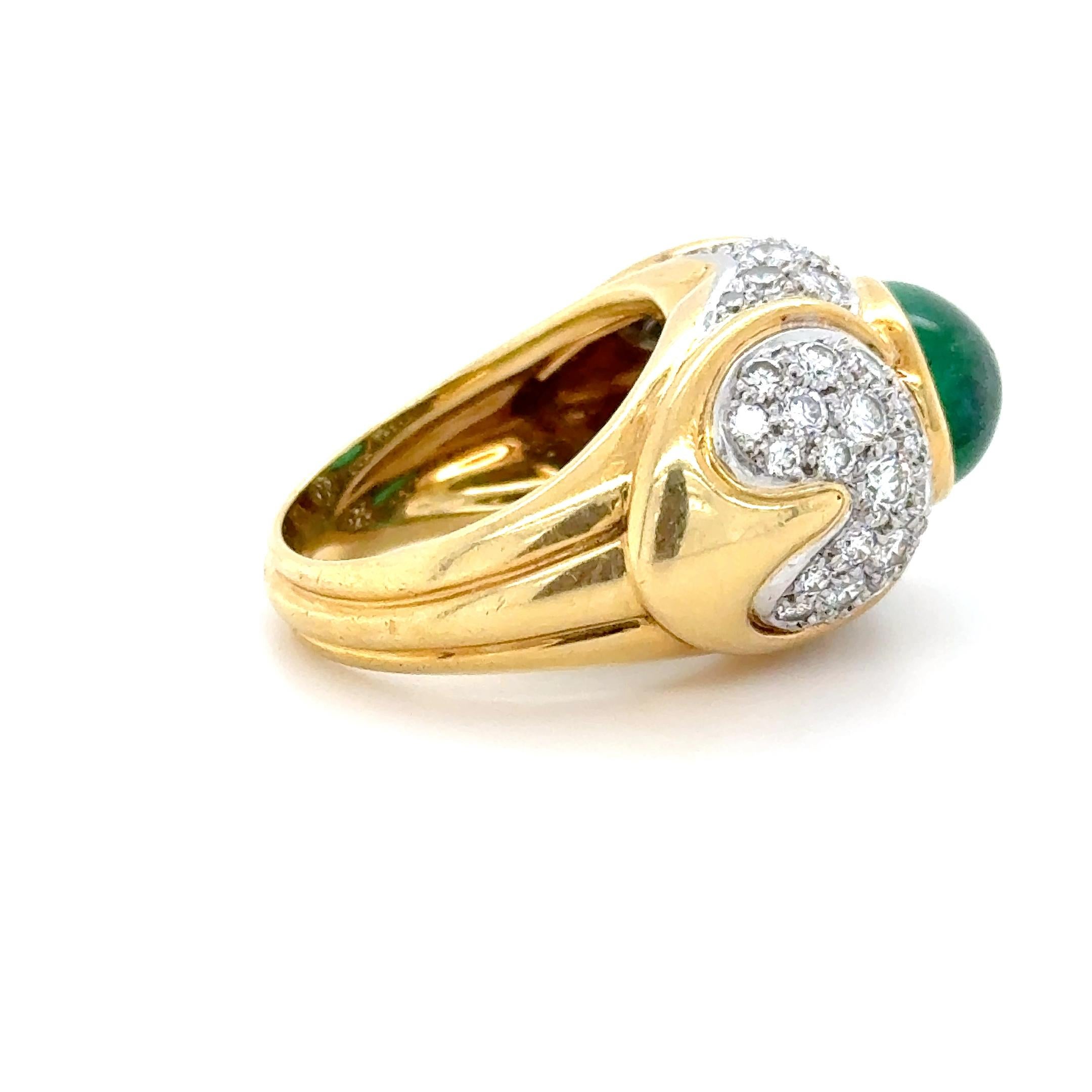 Taille cabochon Bague cocktail en émeraude et diamants en vente