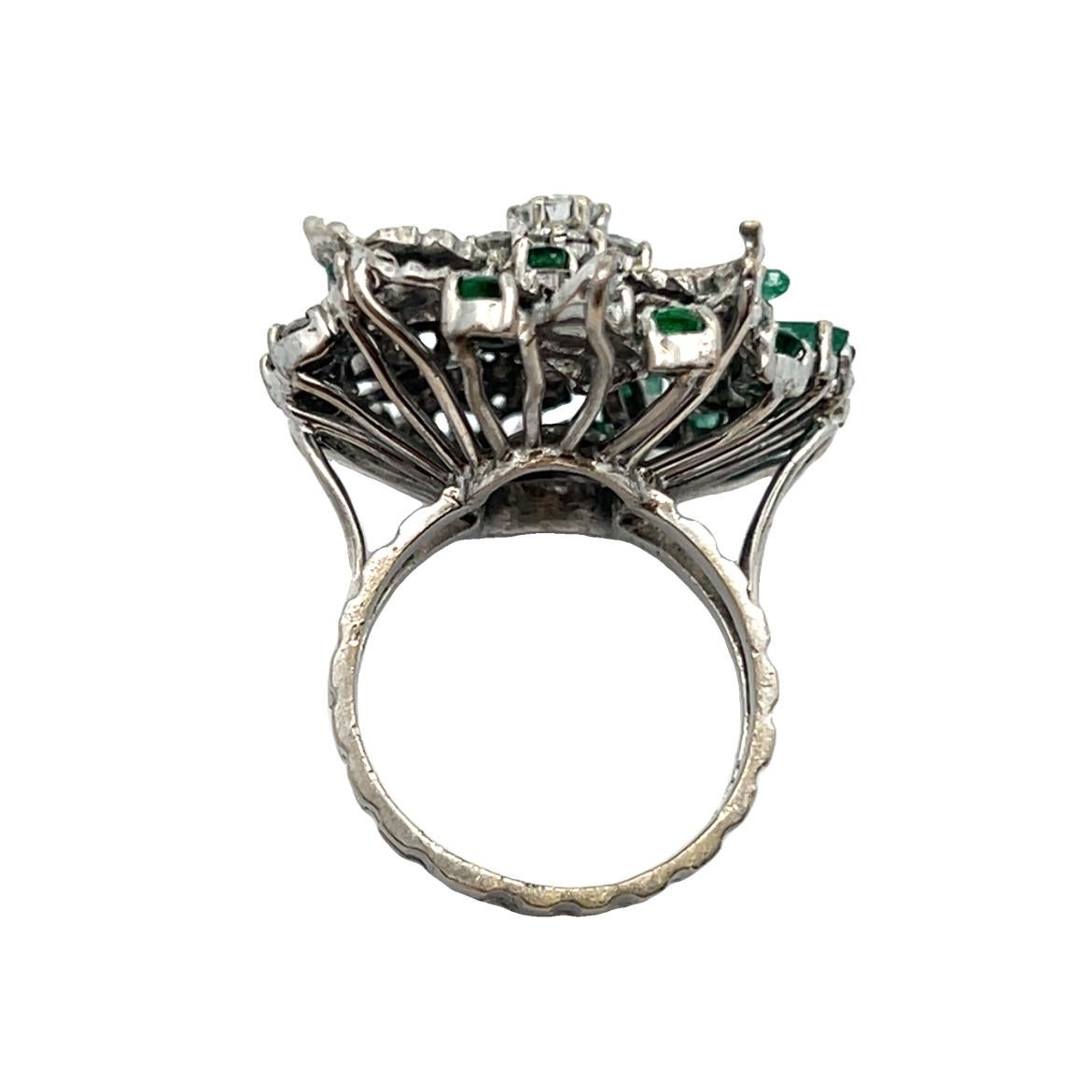 Smaragd- und Diamant-Cocktailring im Zustand „Hervorragend“ im Angebot in New York, NY