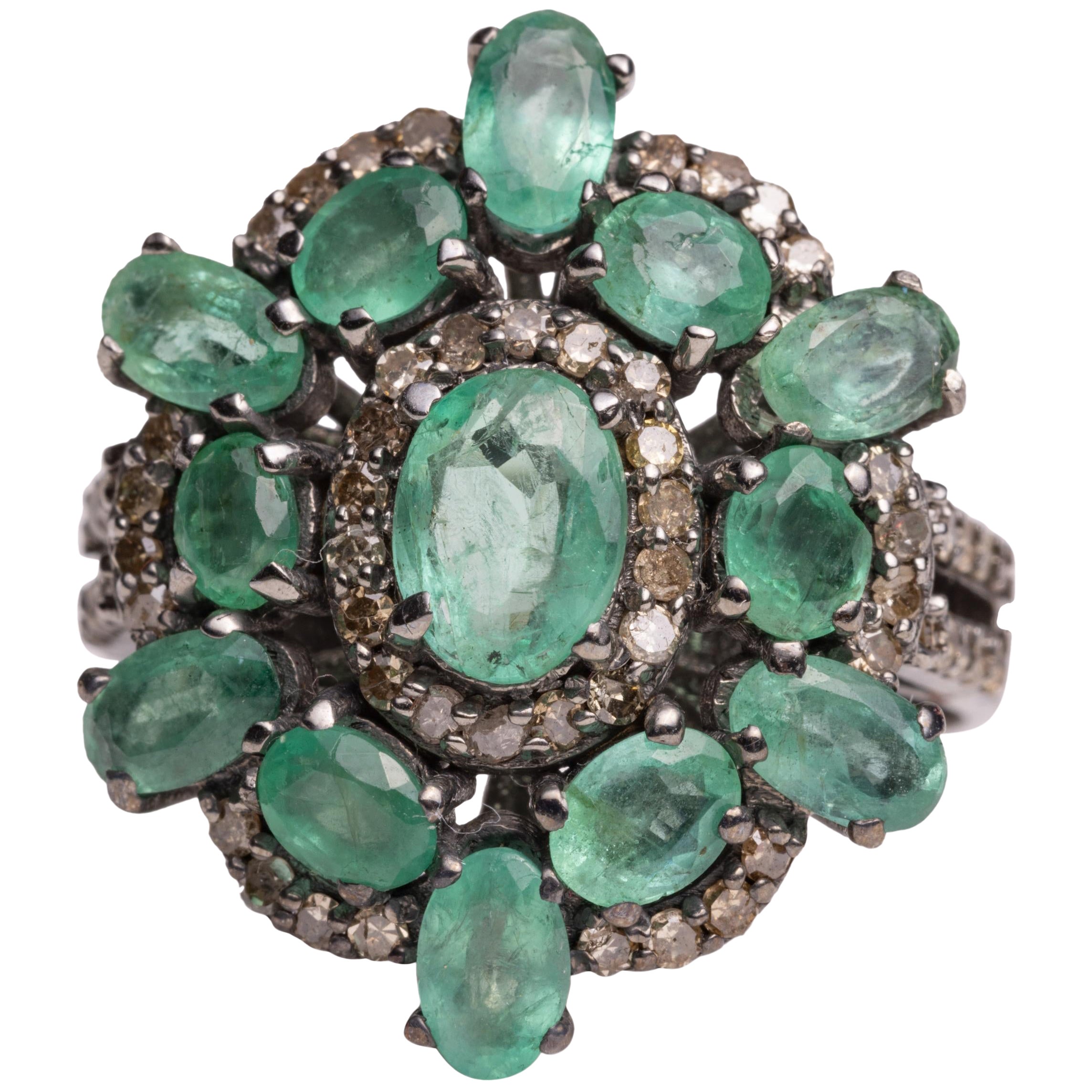 Bague cocktail en émeraude et diamants