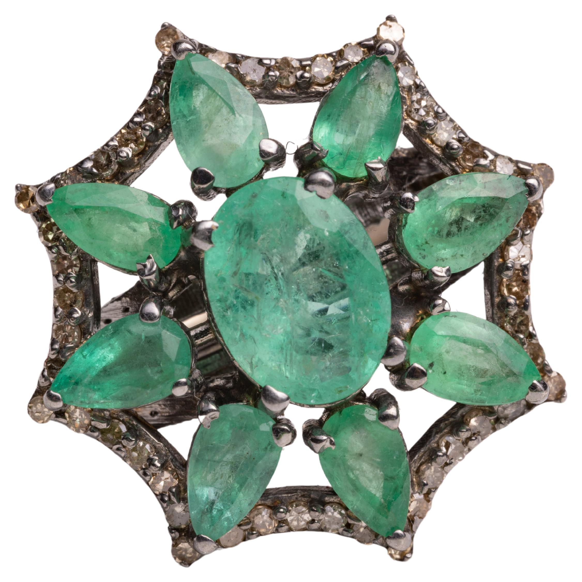 Bague cocktail en émeraude et diamants