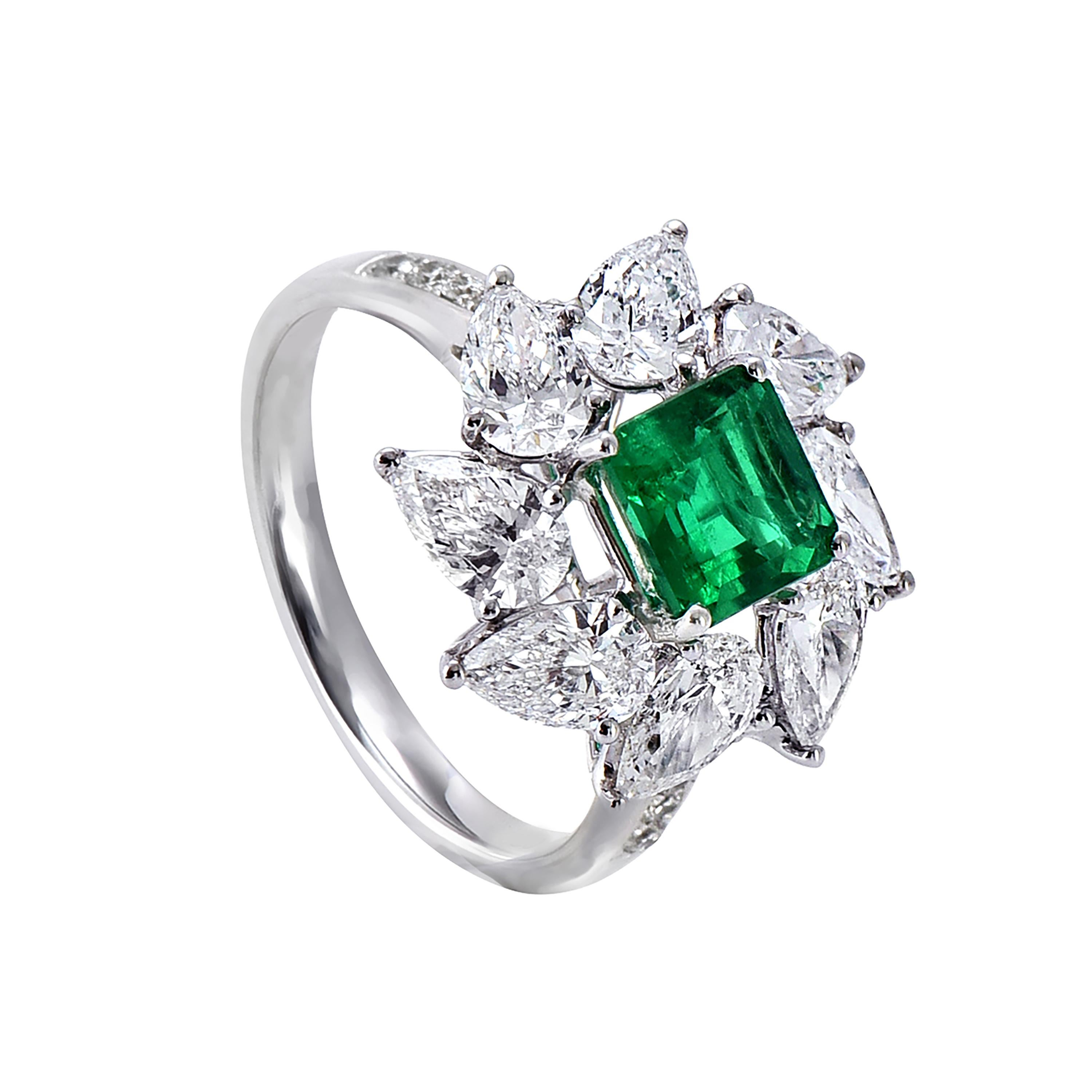 Laviere Emerald and Diamond Cocktail Ring In New Condition For Sale In Dubai, Dubai