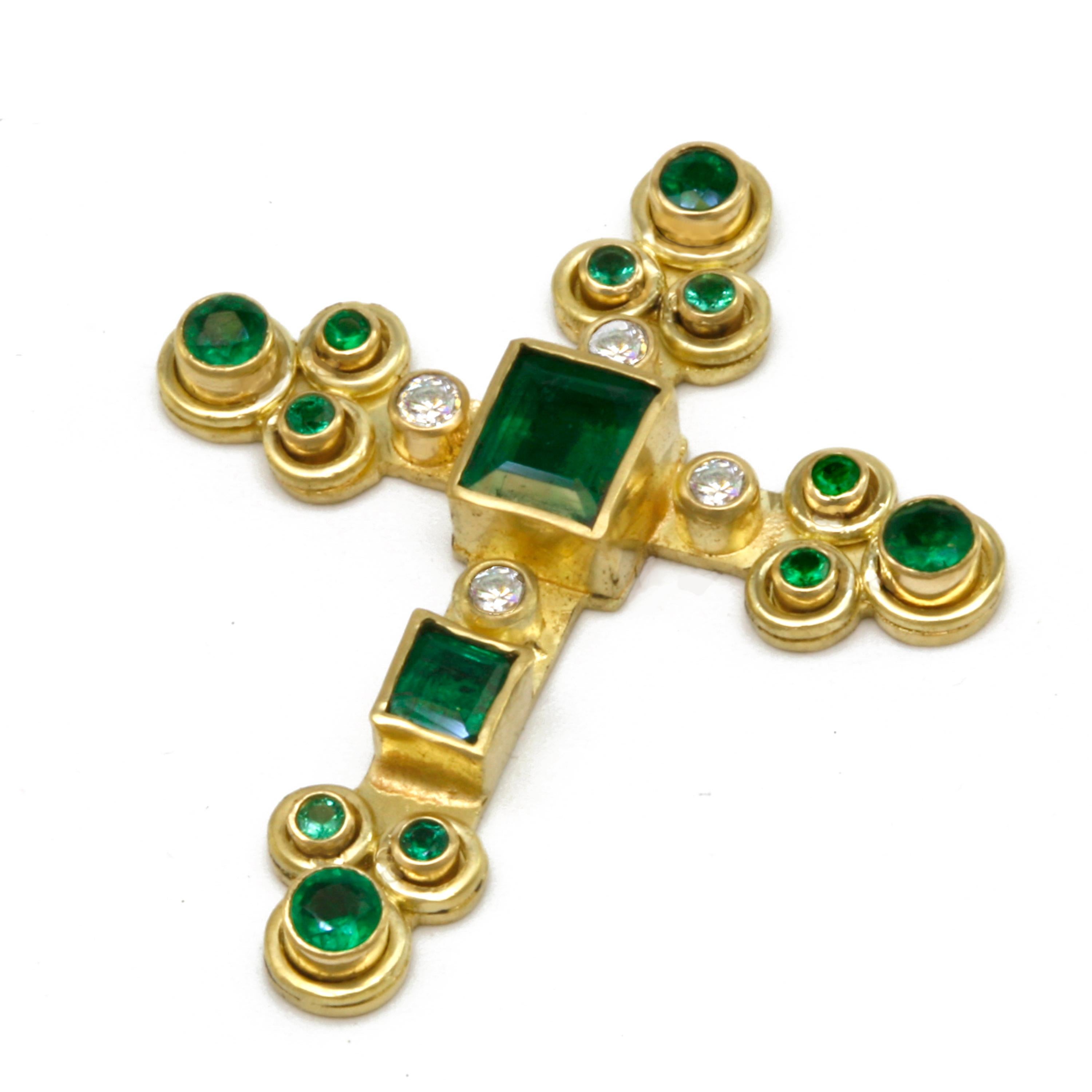 Emerald and Diamond Cross Pendant in 18k with handmade solid 18k Celtic Chain In New Condition For Sale In Red Hook, NY