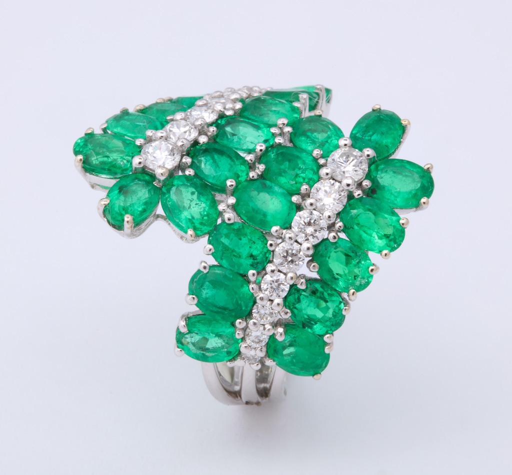 Emerald and Diamond Crossover Band Ring In New Condition In Bal Harbour, FL