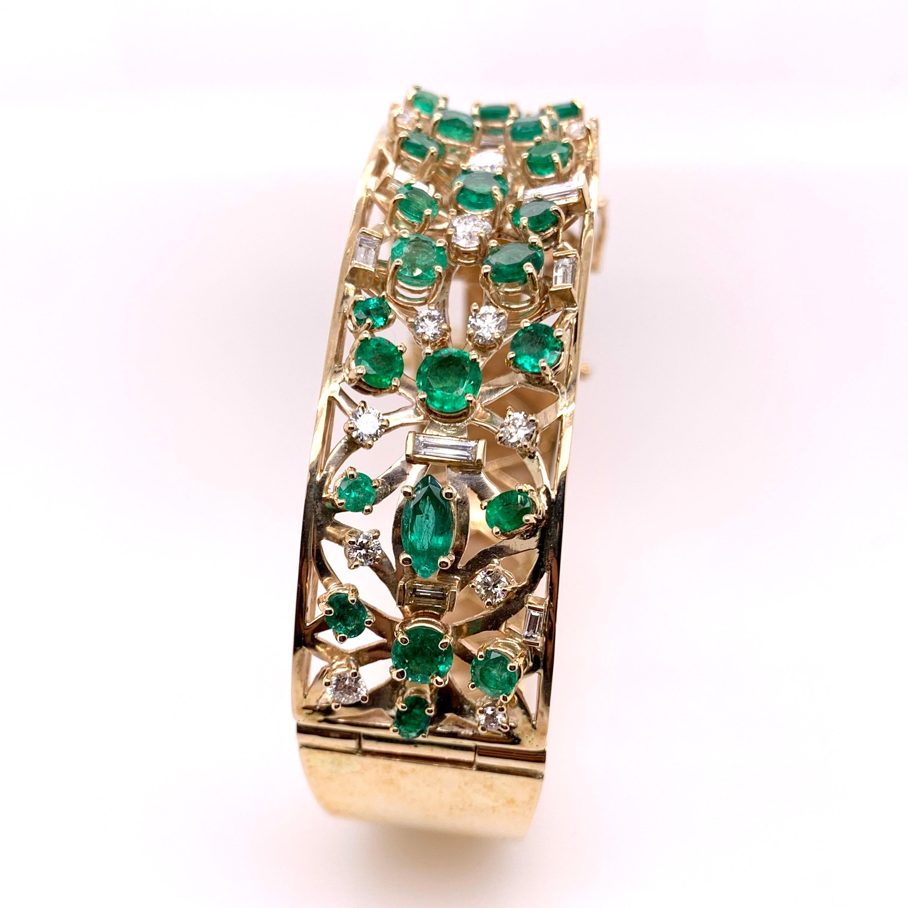 Ce magnifique bracelet asymétrique en émeraudes et diamants attirera beaucoup d'attention et les gens seront verts de jalousie devant vos émeraudes !  Cette mosaïque unique fabriquée à la main est une œuvre d'art pour votre poignet, avec son