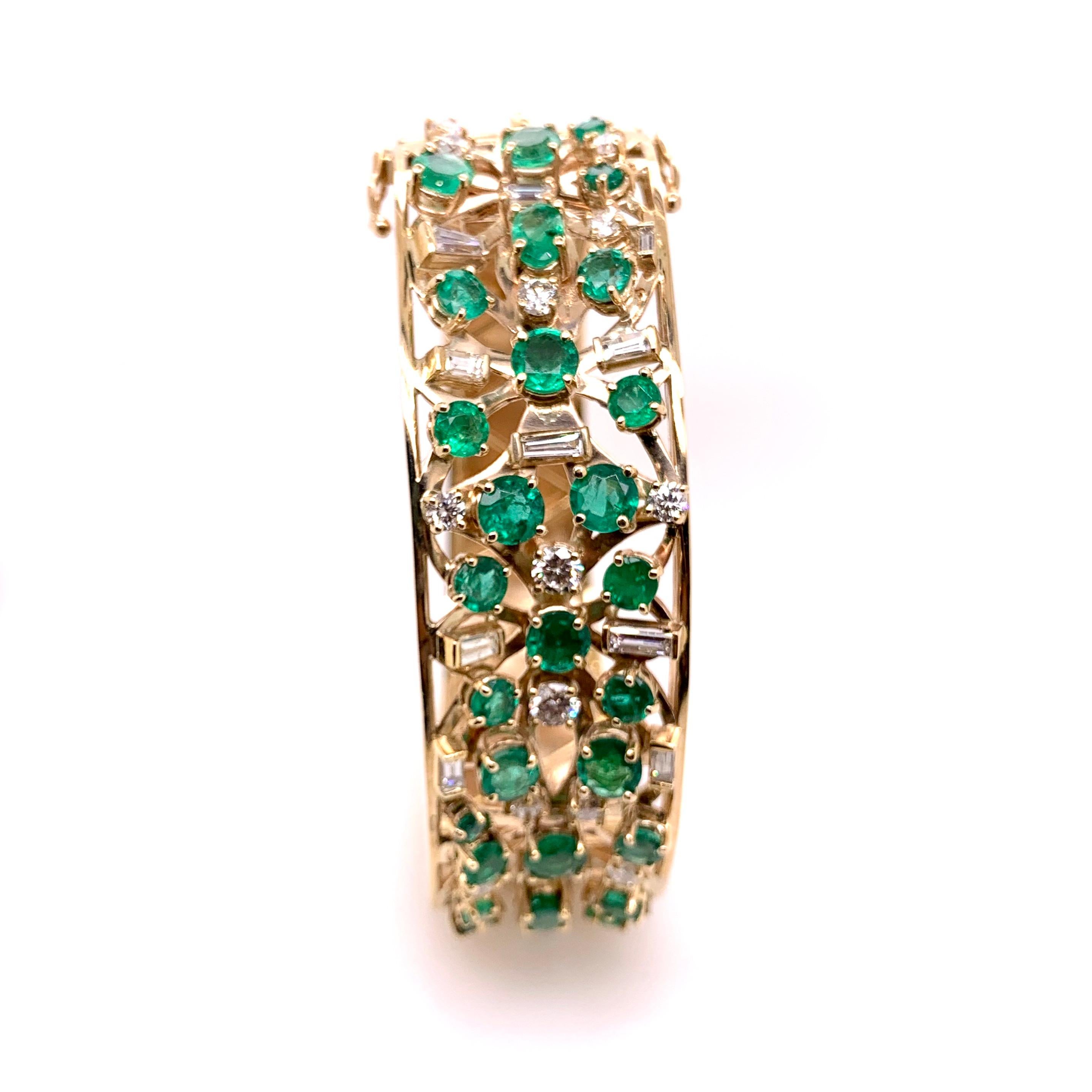 Emerald and Diamond Cuff Bangle Bracelet in 14k Yellow Gold In New Condition For Sale In Carrollton, TX