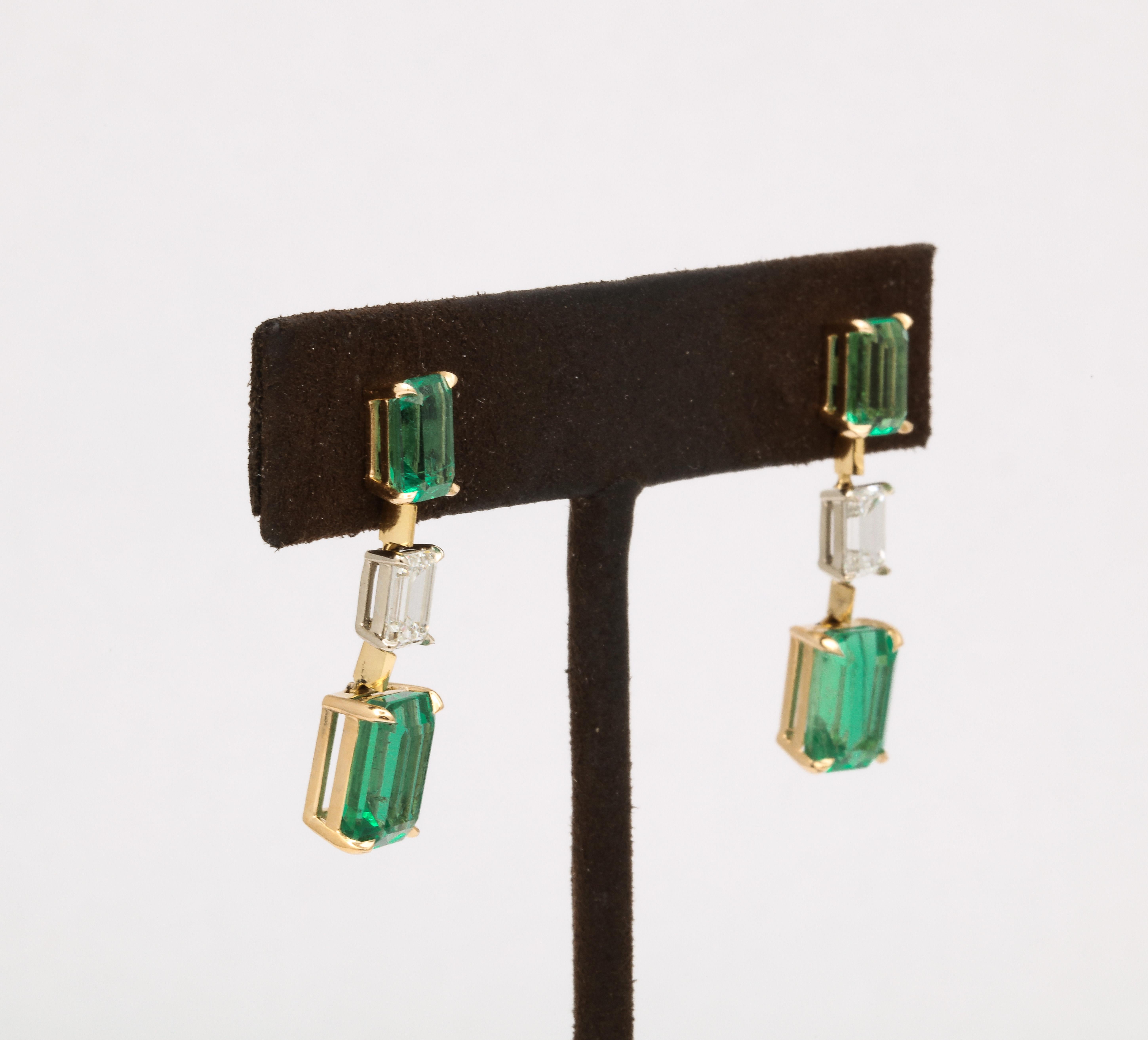 Emerald and Diamond Dangle Drop Earrings In New Condition For Sale In New York, NY
