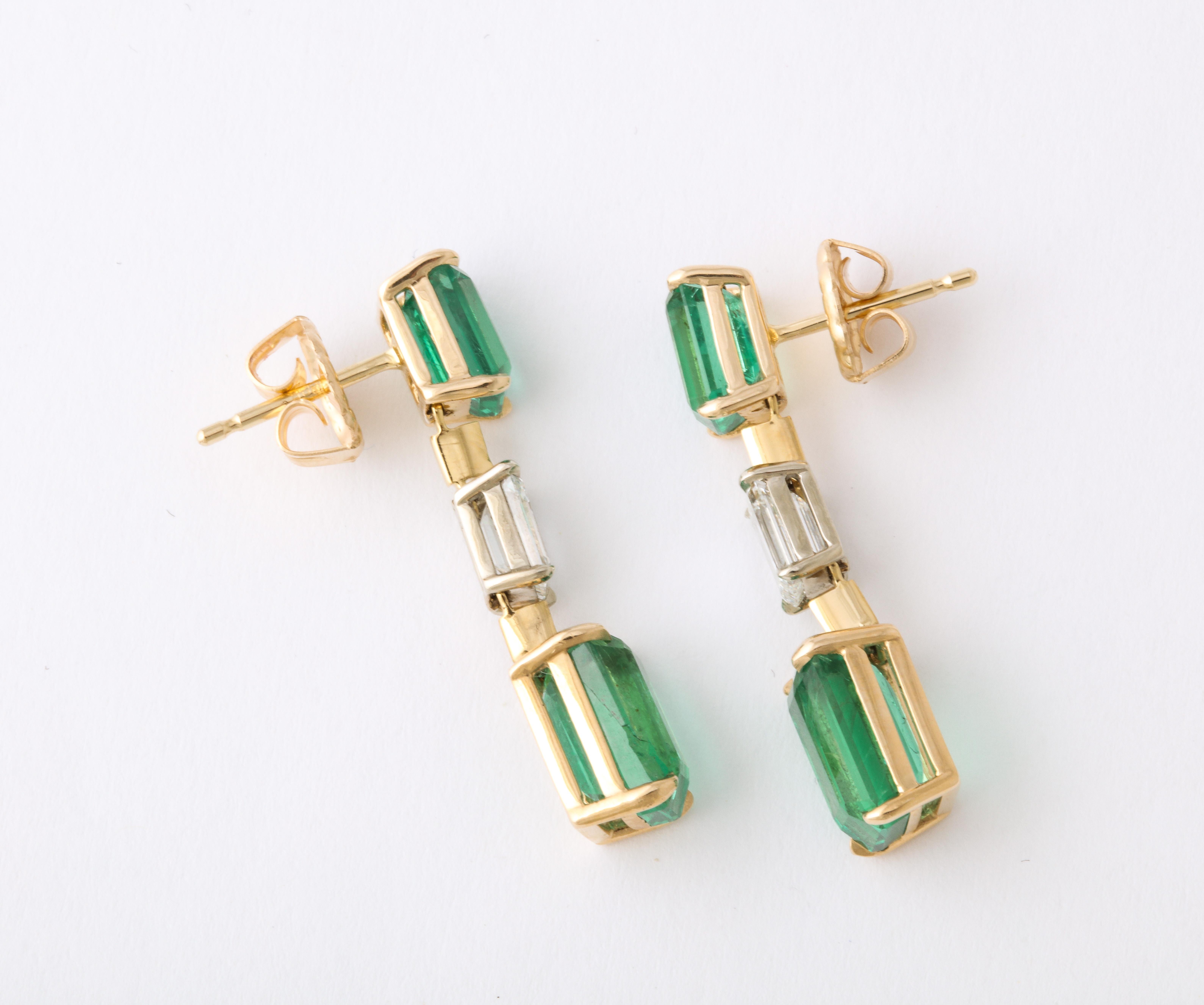 Women's Emerald and Diamond Dangle Drop Earrings For Sale