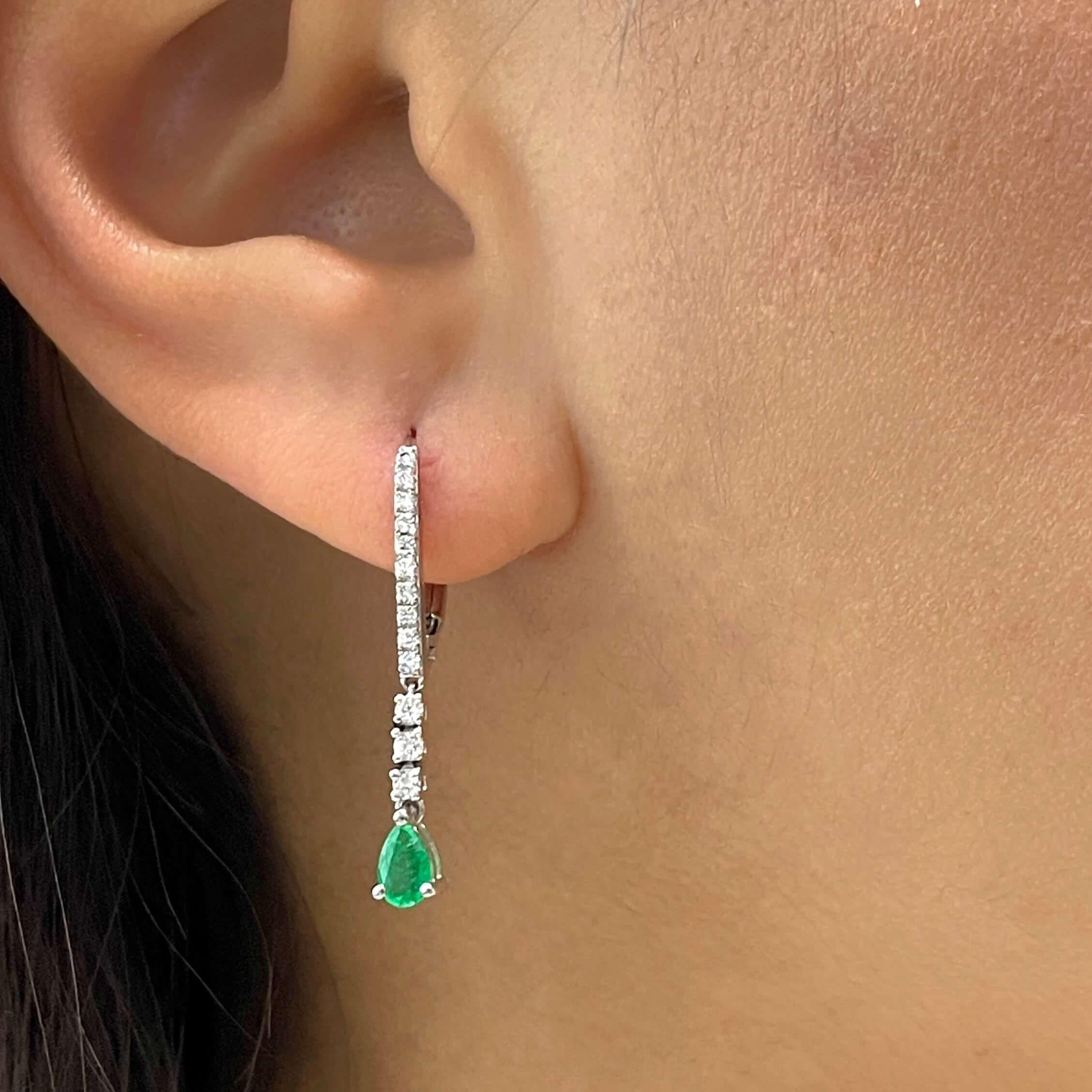 Ohrhänger mit Smaragd und Diamant 5x3 Smaragden in Birnenform mit Smaragden  (Tropfenschliff) im Angebot