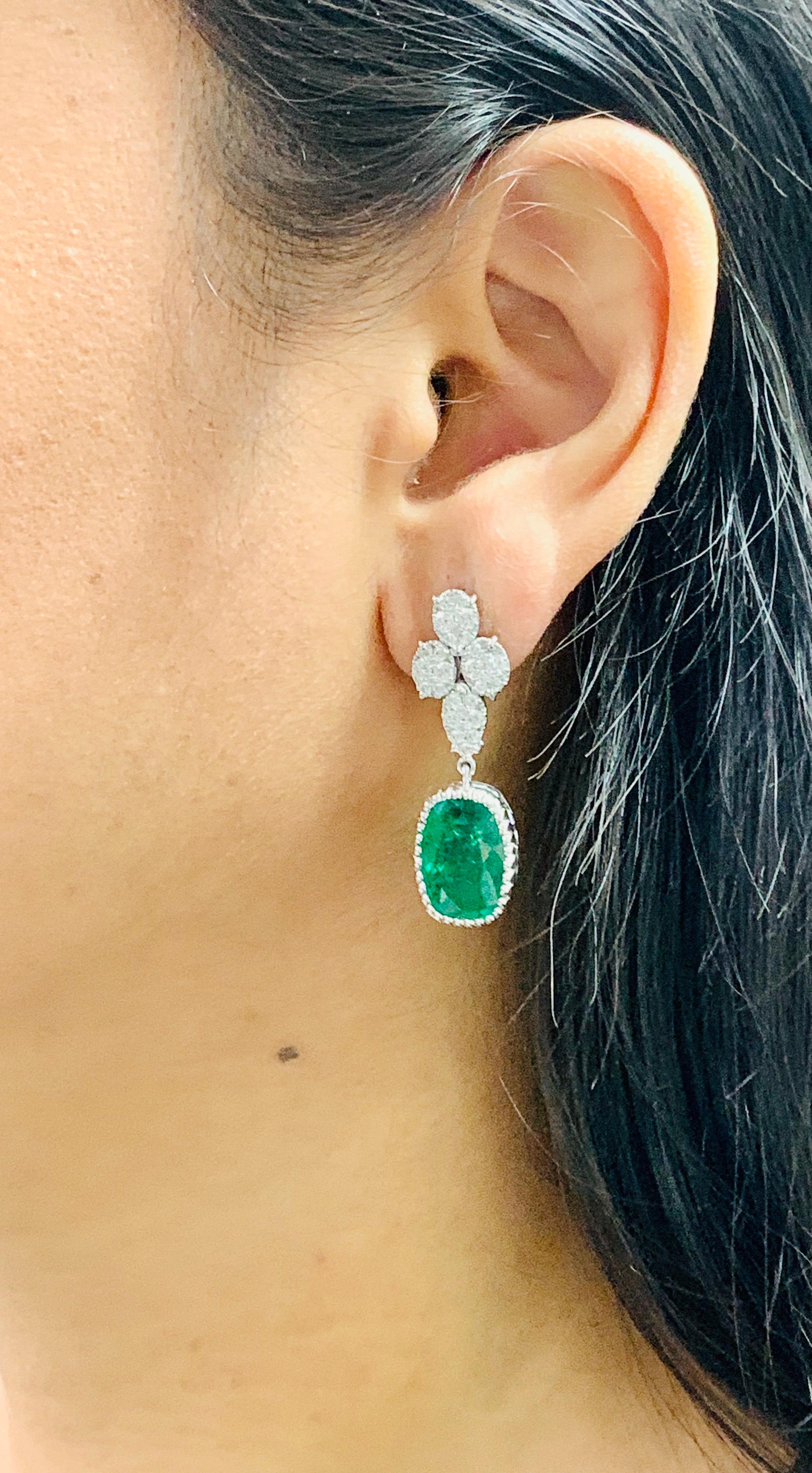 Emerald and Diamond Dangle Earrings in 18 Karat White Gold In New Condition In New York, NY