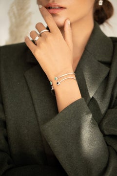 Designer-Manschettenarmband aus massivem Weißgold mit Smaragd und Diamanten aus 18 Karat