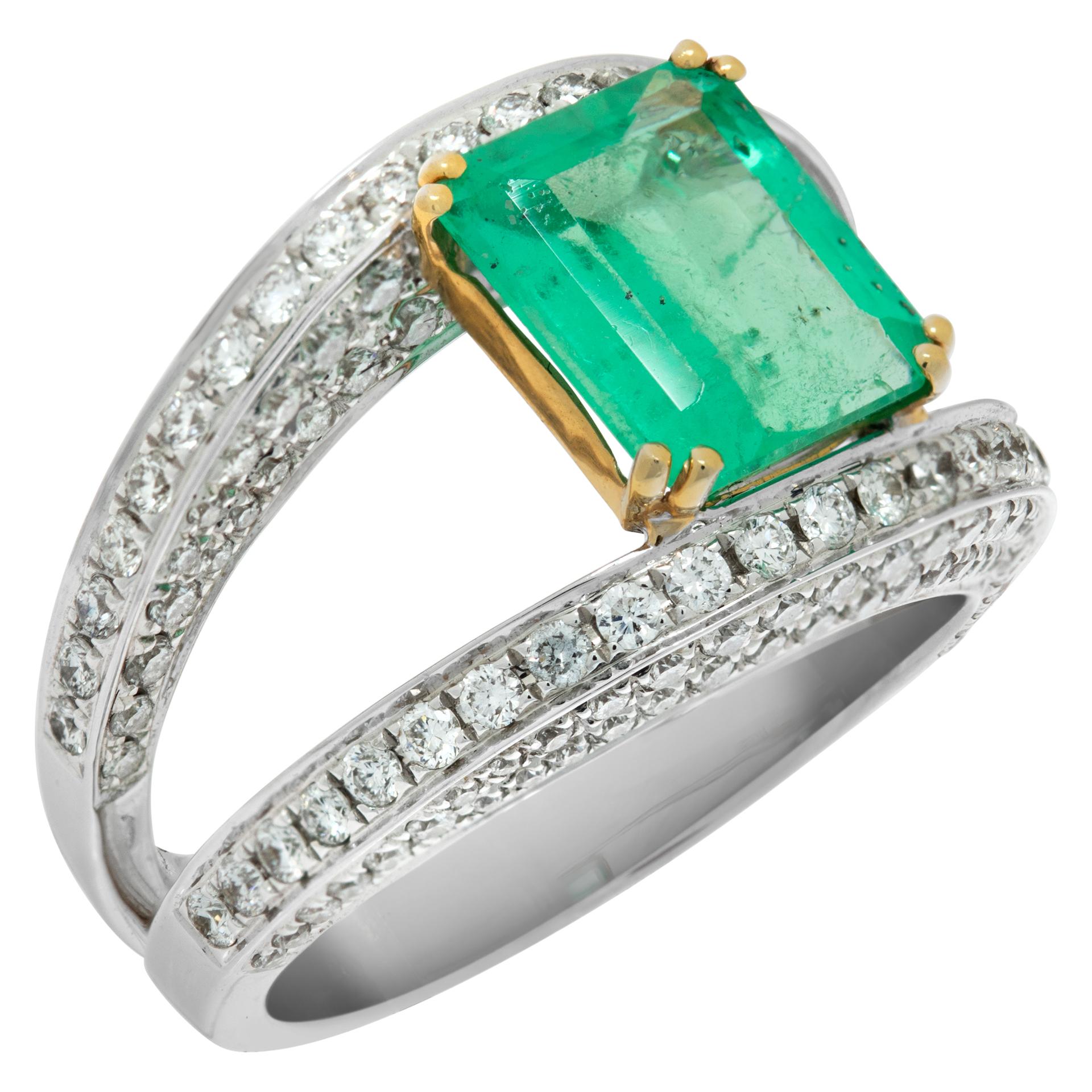Emerald and diamond Double band 18k white gold ring In Excellent Condition For Sale In Surfside, FL