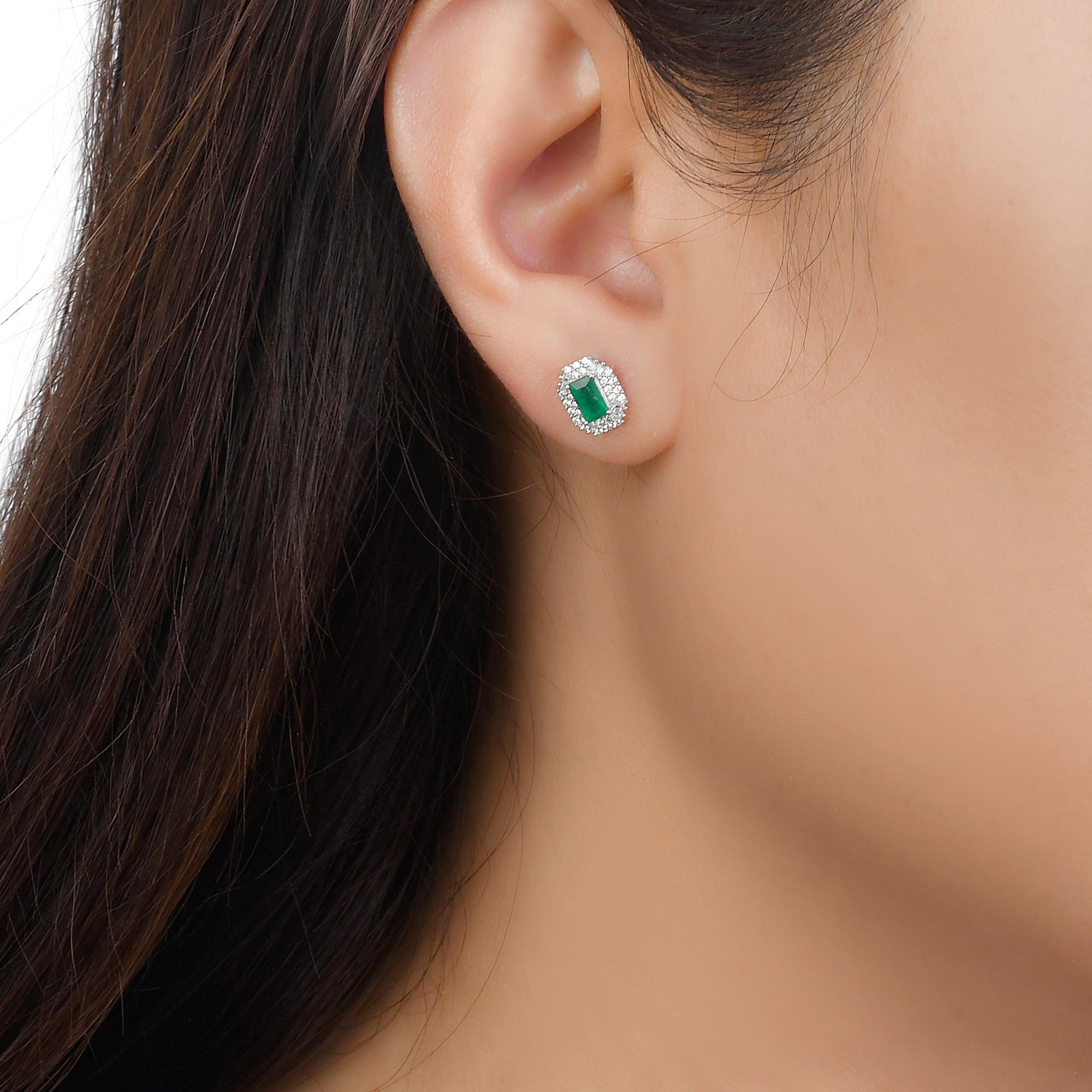 Gönnen Sie sich Luxus mit unseren doppelten Halo-Ohrsteckern mit Smaragd und Diamant. Diese Smaragd-Ohrstecker sind mit atemberaubenden Rubinen im Baguetteschliff besetzt und strahlen Raffinesse und Exklusivität aus. Das schillernde doppelte