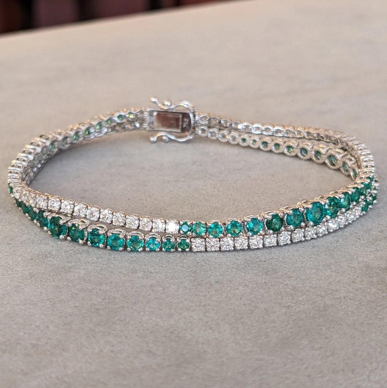 Smaragd- und Diamant-Doppelstrang-Armband aus 18k Weißgold

Das Smaragd-Diamant-Armband besteht aus runden Smaragden, die abwechselnd mit runden Diamanten im Brillantschliff besetzt sind. Alle Teile sind in 18 Karat Weißgold gefasst. Verschlossen