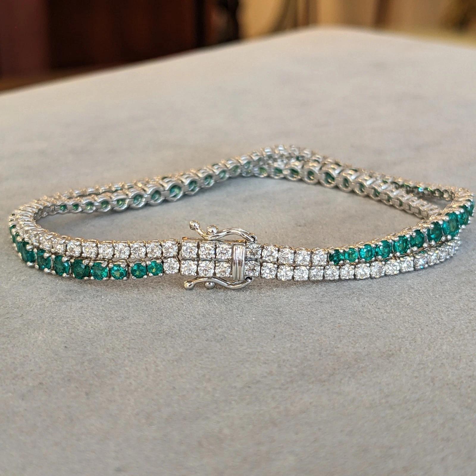 Smaragd- und Diamant-Doppelstrang-Armband aus 18k Weißgold (Rundschliff) im Angebot