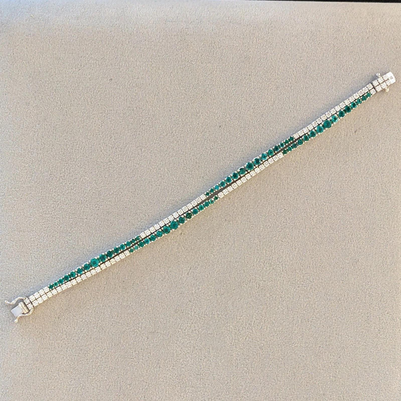 Smaragd- und Diamant-Doppelstrang-Armband aus 18k Weißgold im Zustand „Hervorragend“ im Angebot in La Jolla, CA