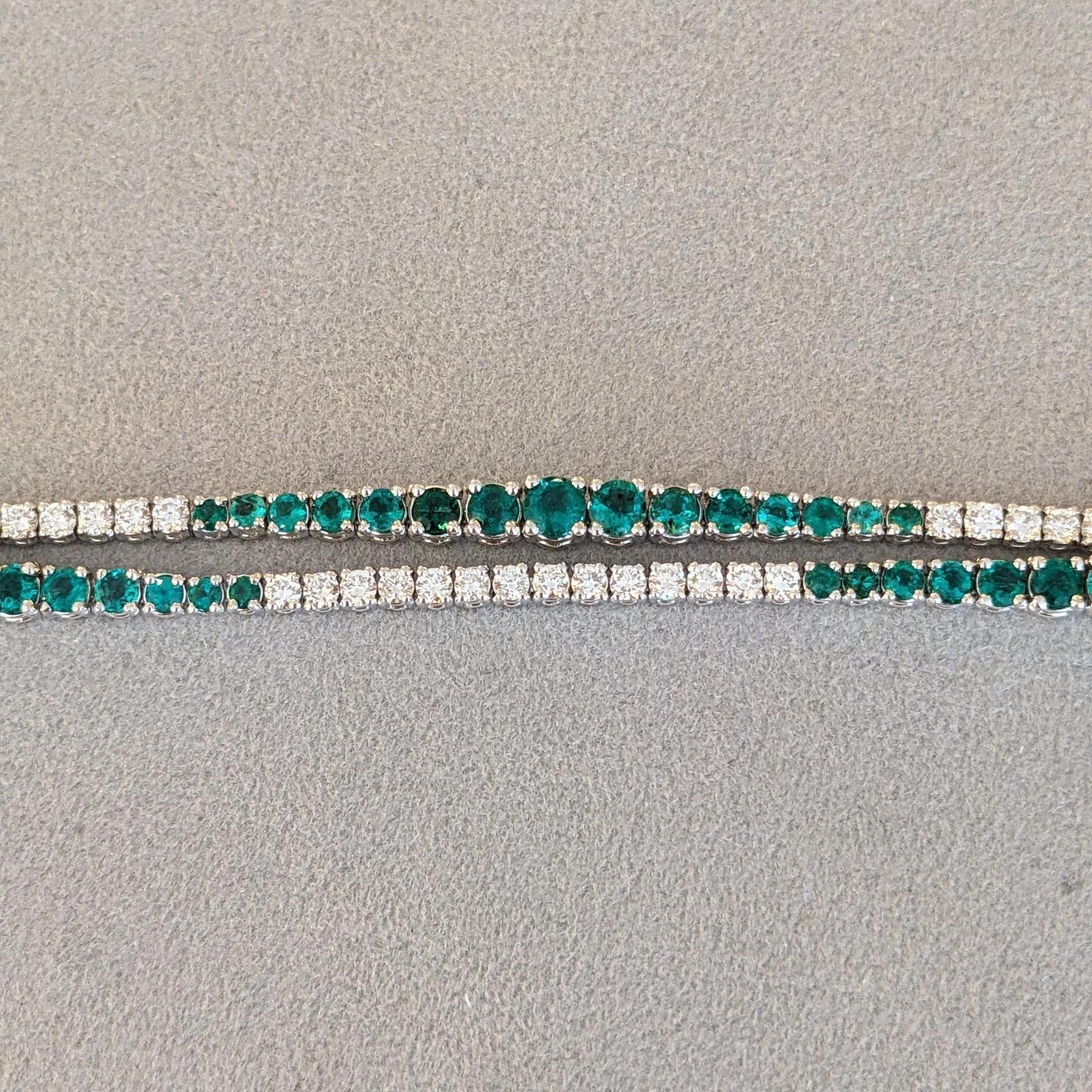 Smaragd- und Diamant-Doppelstrang-Armband aus 18k Weißgold im Angebot 1