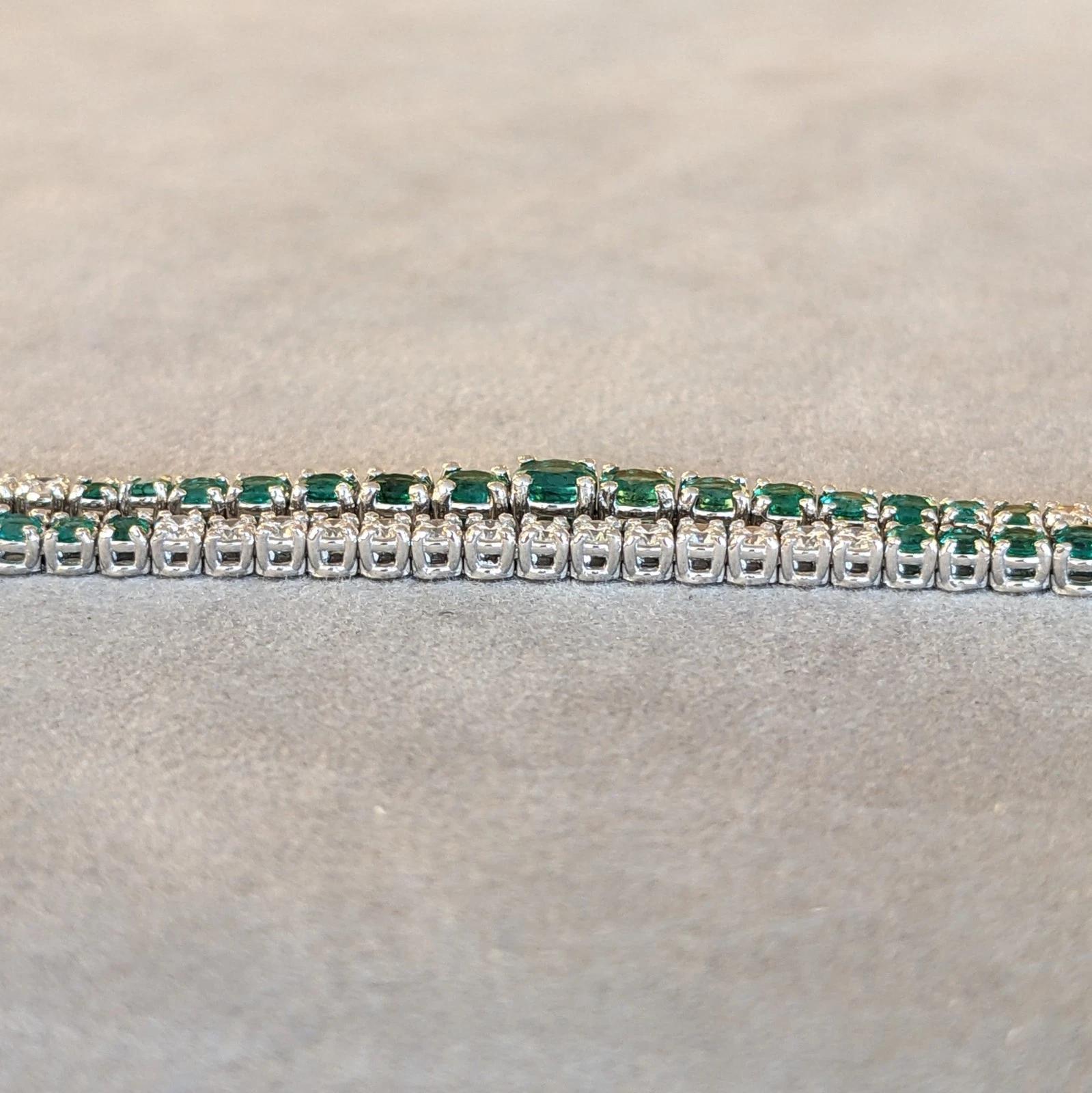 Smaragd- und Diamant-Doppelstrang-Armband aus 18k Weißgold im Angebot 2