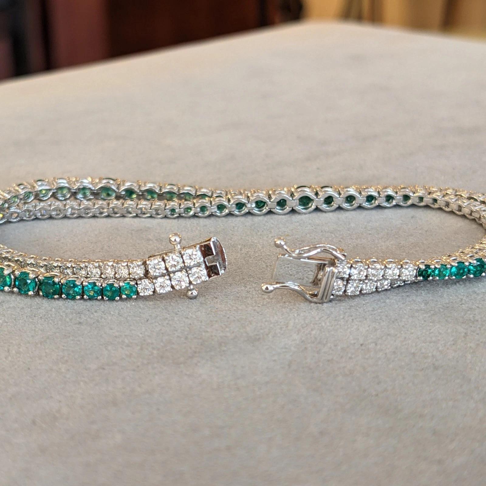 Smaragd- und Diamant-Doppelstrang-Armband aus 18k Weißgold im Angebot 3