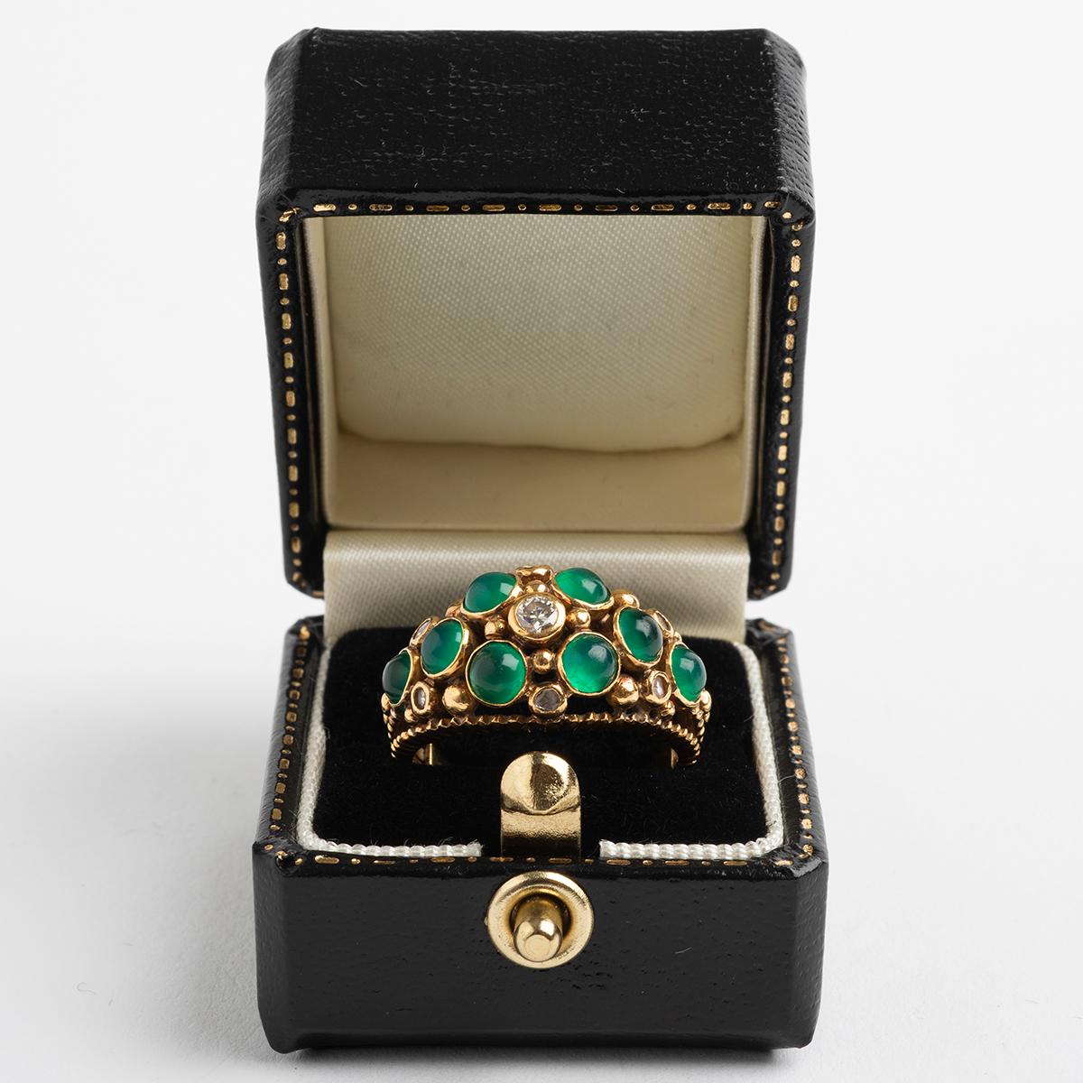 Smaragd- und Diamant-Kleiderring, 18 Karat Gelbgold, gepunzt, ca. 1960er Jahre im Zustand „Gut“ in Canterbury, England