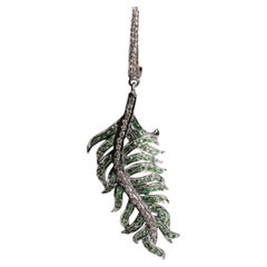 Boucles d'oreilles pendantes en argent et or ornées d'émeraudes et de diamants de 1,32ct