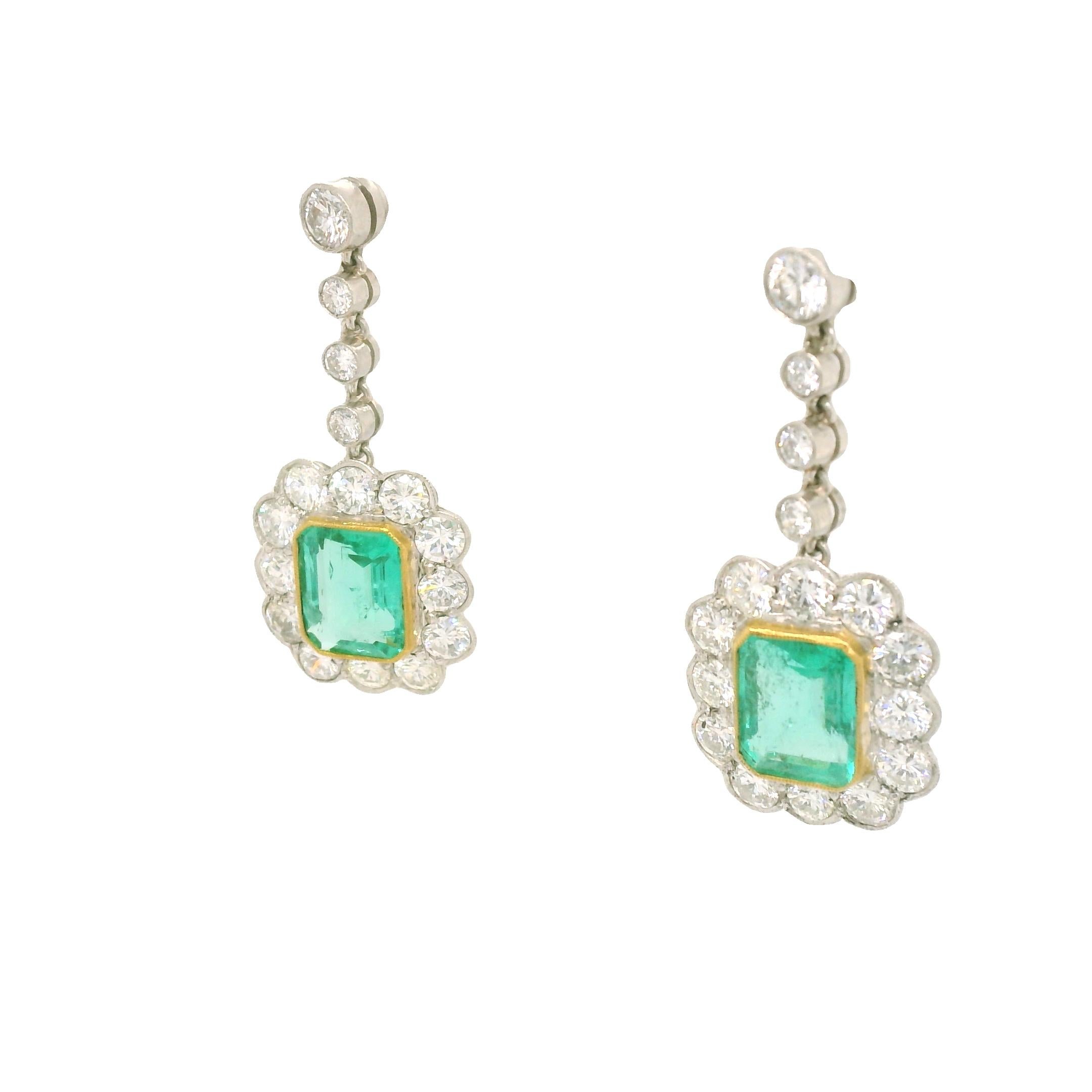 Questi eccezionali orecchini a goccia Art Deco presentano 6,00 carati di smeraldi colombiani tagliati a smeraldo abbinati a 5,00 carati di diamanti brillanti, il tutto incastonato in un lussuoso platino. Risalenti agli anni '20, il design vintage