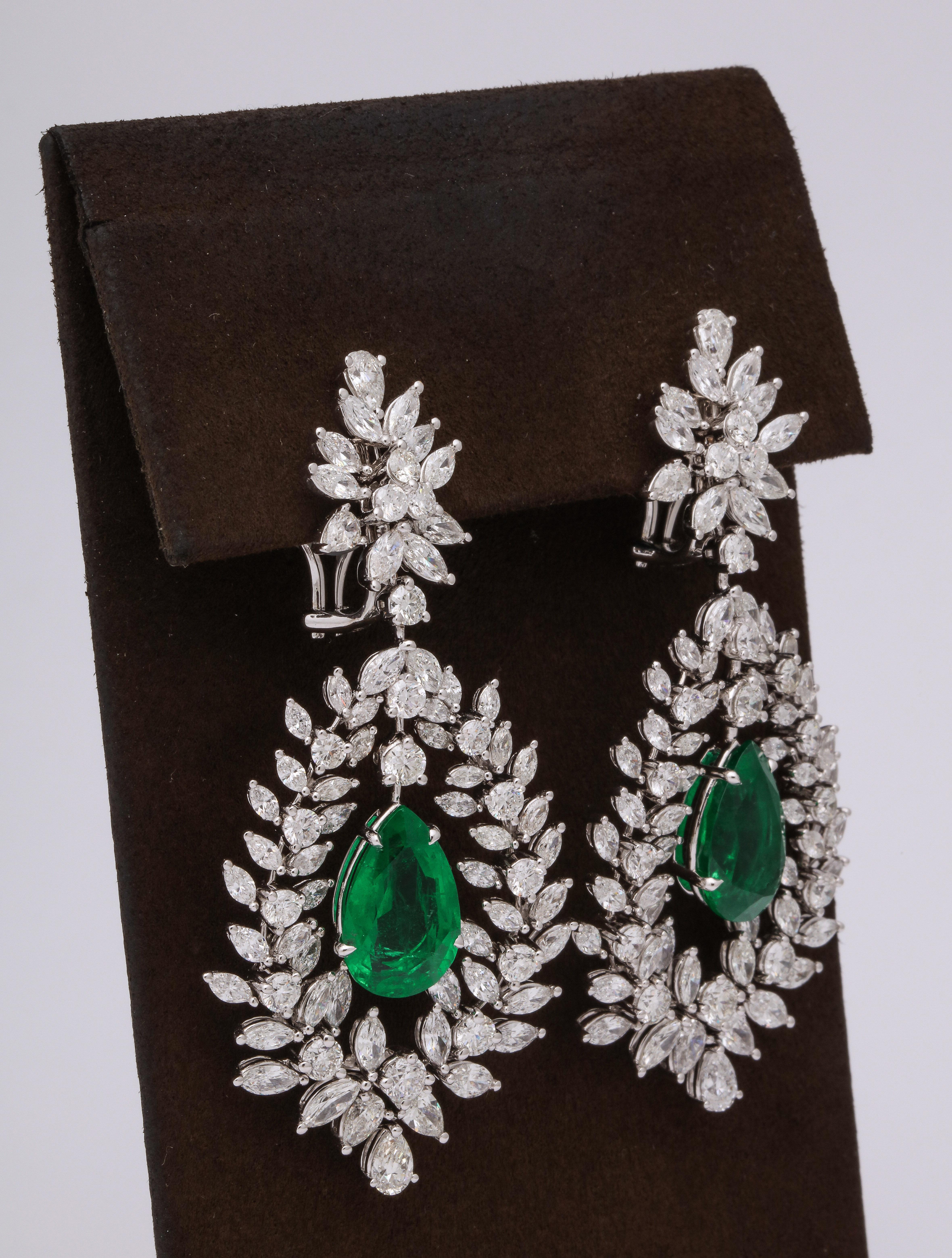 
Ein großartiges Paar Smaragd- und Diamant-Ohrringe zum Hängen 

11.67 Karat zertifizierte VIVID GREEN Smaragde. 

16.30 Karat weiße Diamanten, alle in 18 Karat Weißgold gefasst. 

Ungefähr 6,5 cm lang und 3 cm breit. 

Zertifiziert von Christian