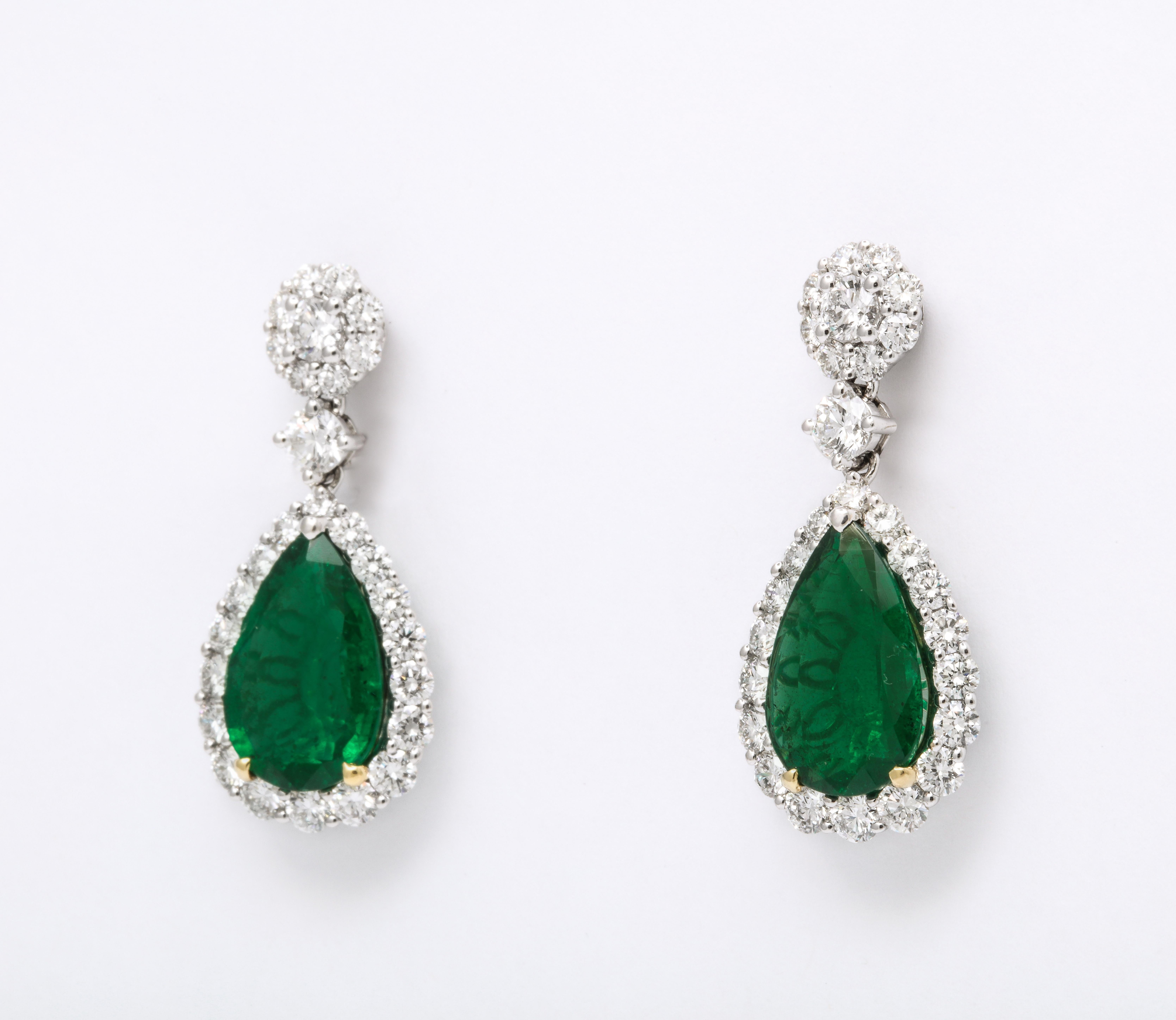 
A beautiful pair of certified Vivid Green Emerald and Diamond Drop Earrings

7.45 carats of fine pear shaped Vivid Green Emeralds 

2.40 carats of white round brilliant cut diamonds 

Set in 18k white gold

Approximately 1.20 inches long. 
