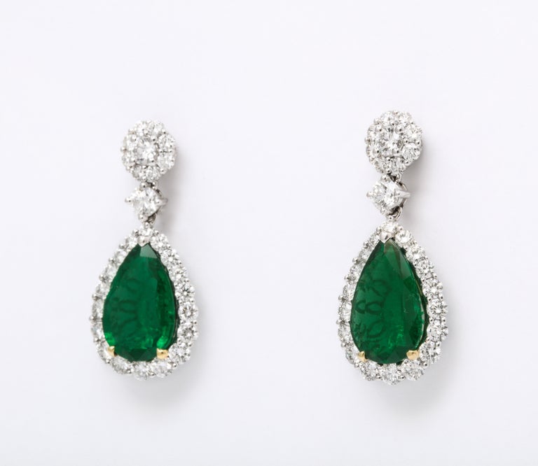 
A beautiful pair of certified Vivid Green Emerald and Diamond Drop Earrings

7.45 carats of fine pear shaped Vivid Green Emeralds 

2.40 carats of white round brilliant cut diamonds 

Set in 18k white gold

Approximately 1.20 inches long. 
