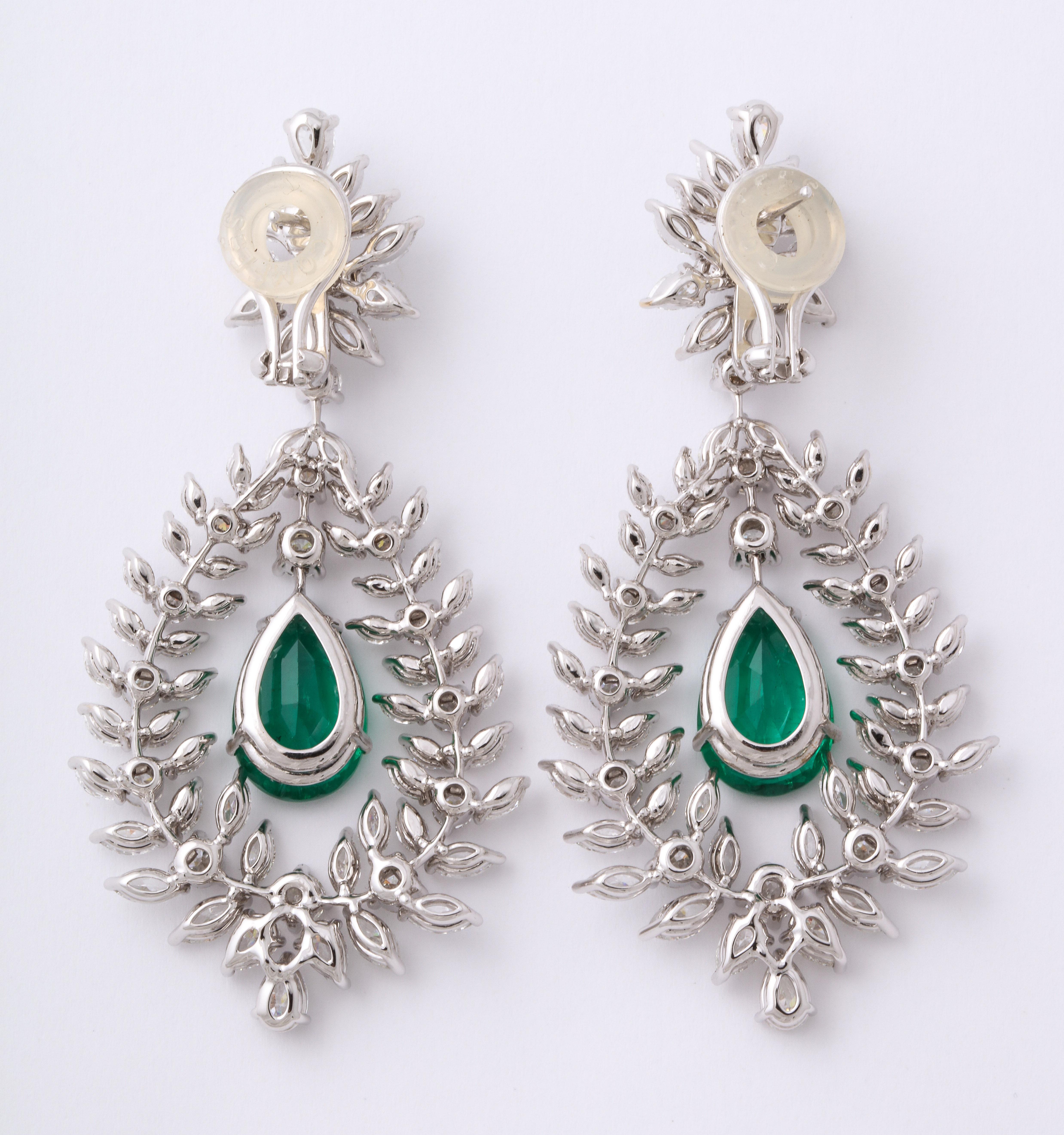 Smaragd- und Diamant-Tropfen-Ohrringe (Tropfenschliff) im Angebot