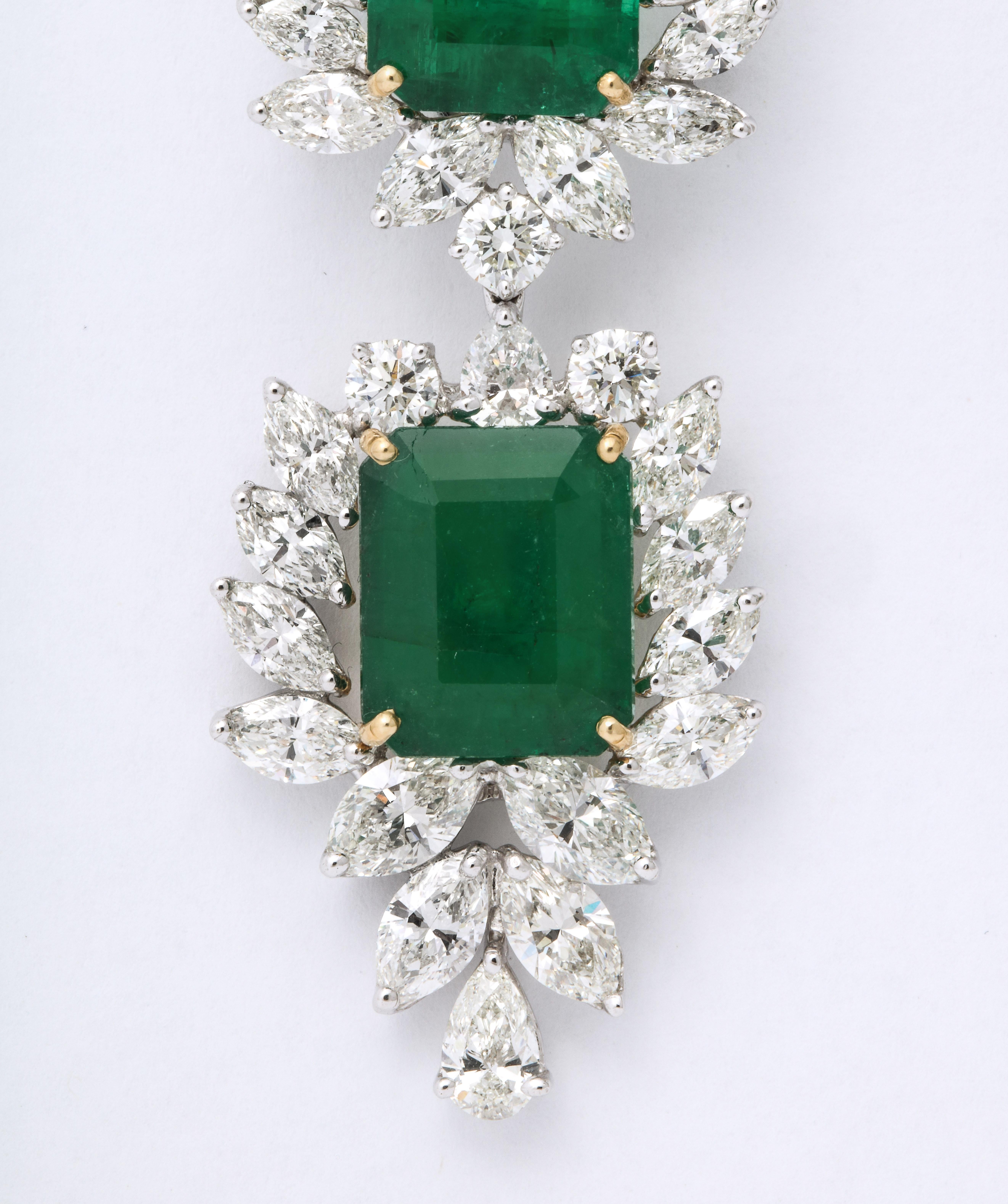 Smaragd- und Diamant-Tropfen-Ohrringe (Smaragdschliff) im Angebot