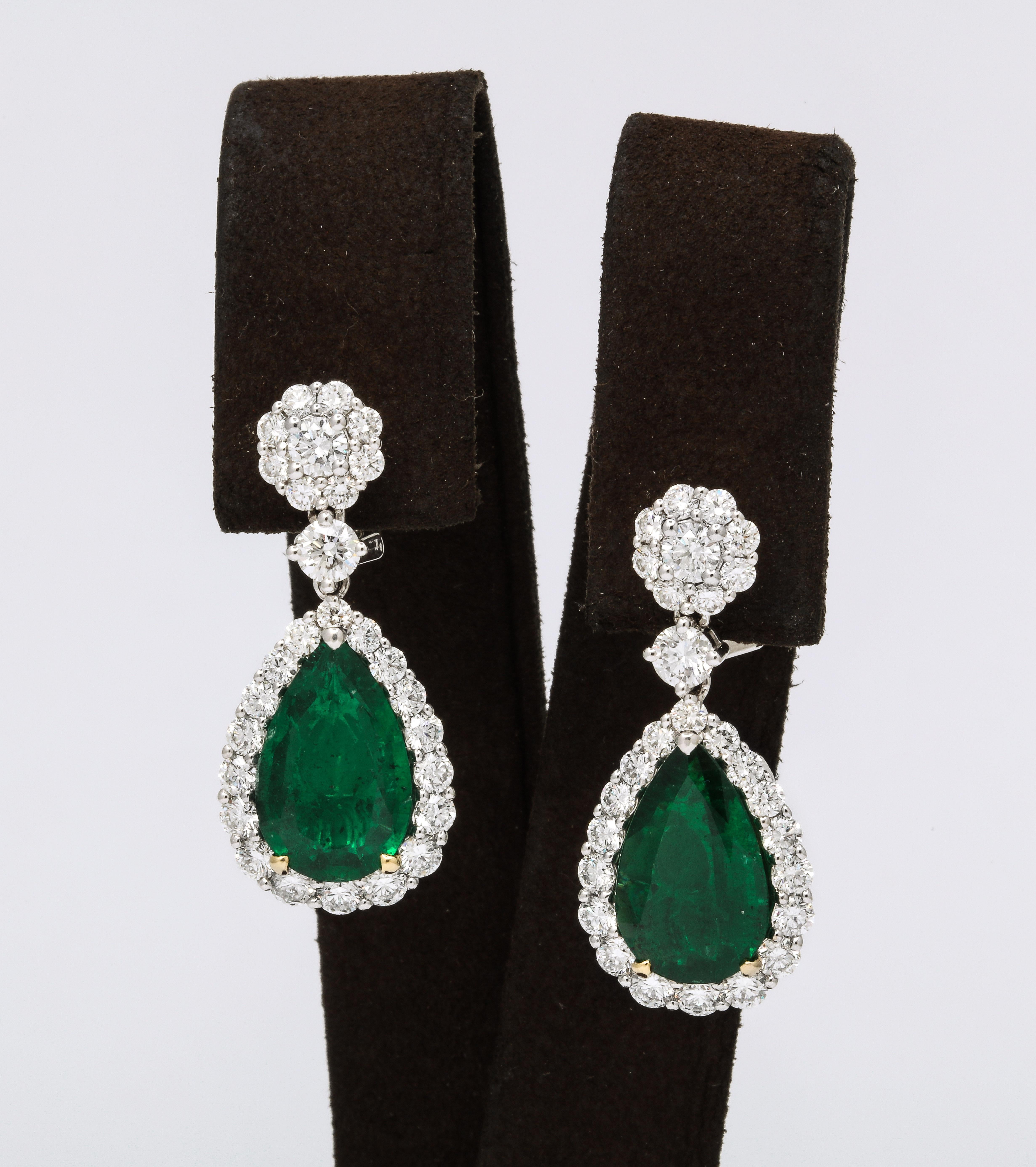 Smaragd- und Diamant-Tropfen-Ohrringe im Zustand „Neu“ im Angebot in New York, NY