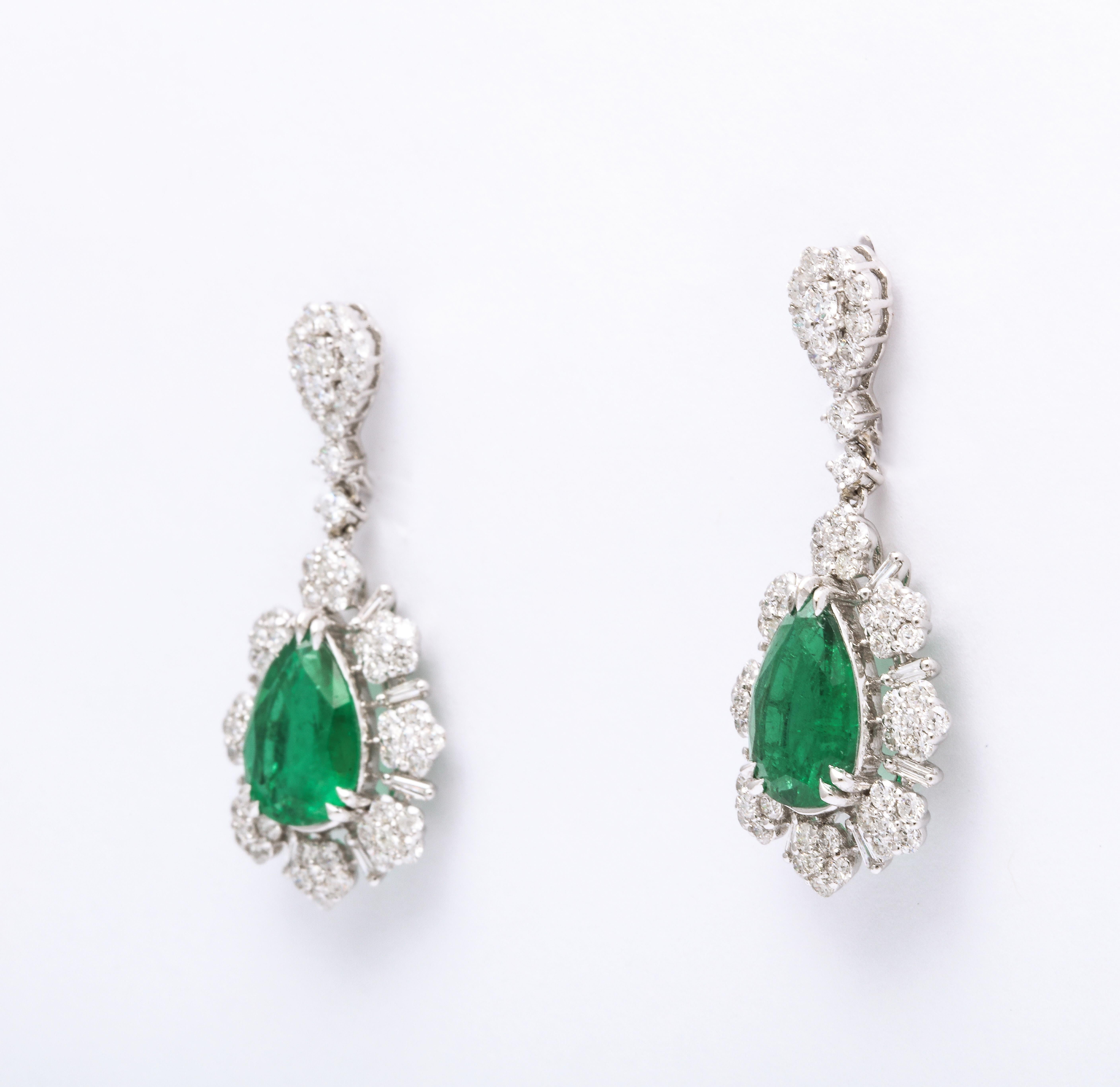 Emerald and Diamond Drop Earrings In New Condition For Sale In New York, NY