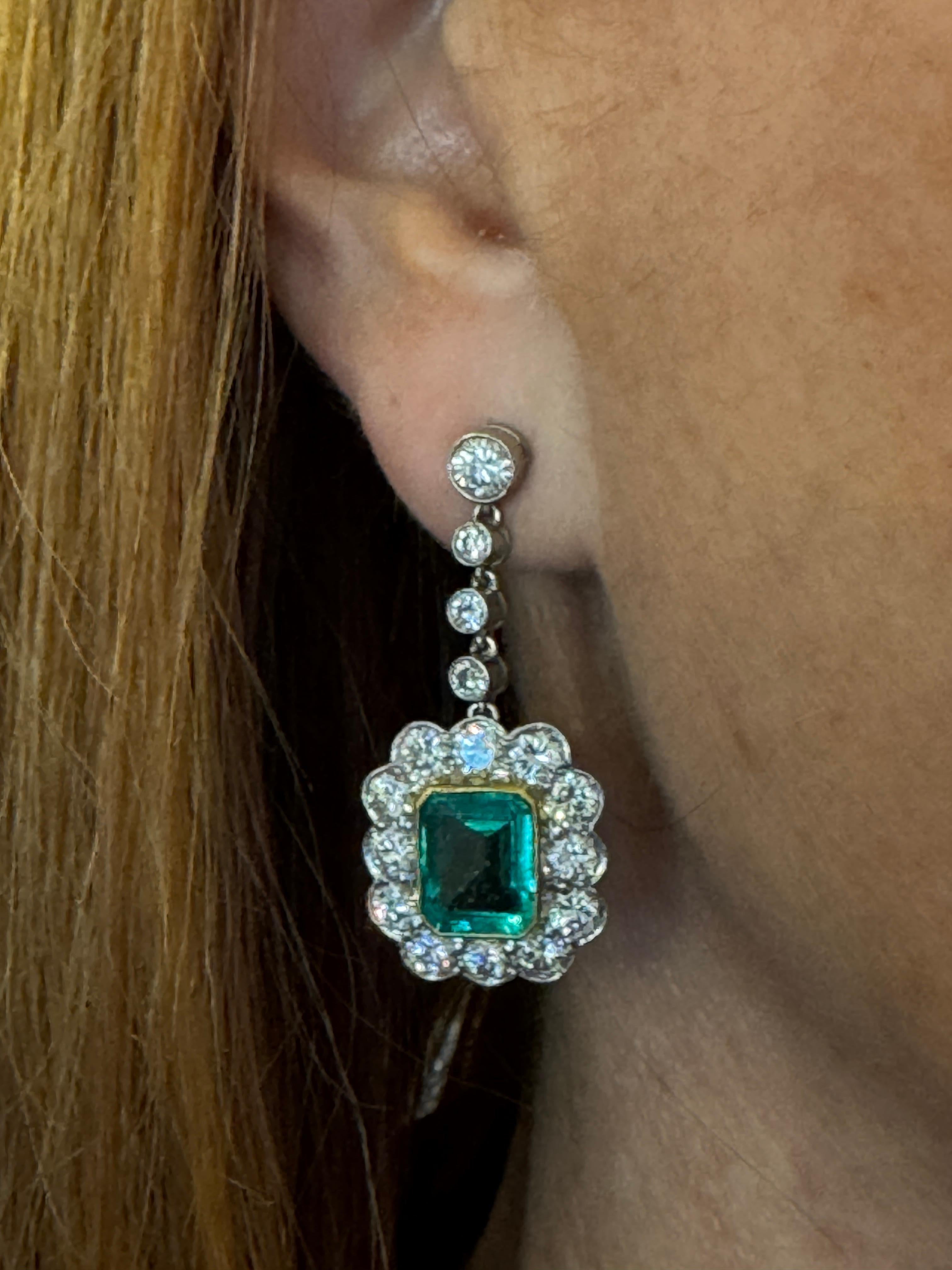 Orecchini a goccia con smeraldo e diamante In condizioni buone in vendita a New Orleans, LA