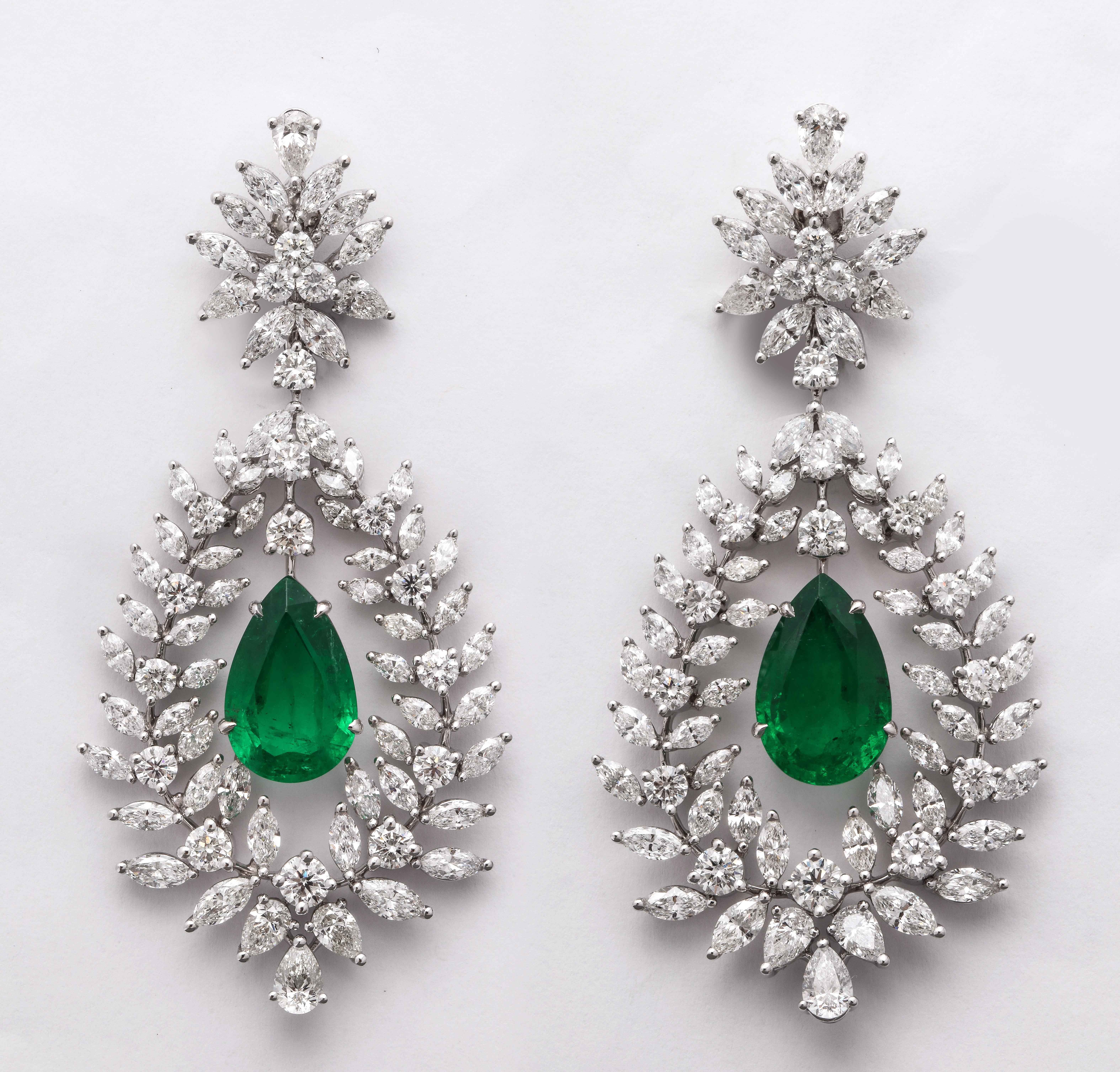 Smaragd- und Diamant-Tropfen-Ohrringe im Angebot 1