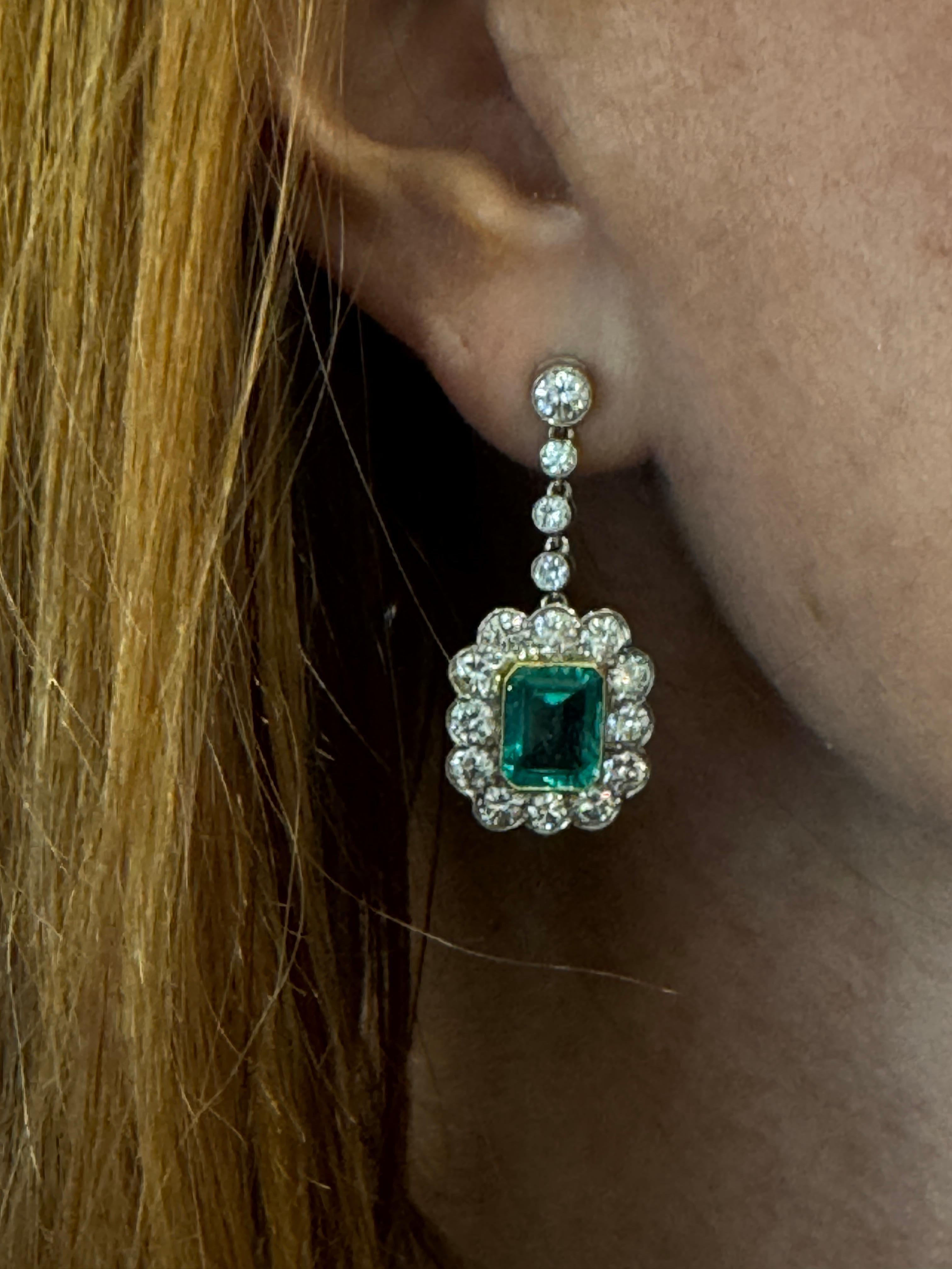 Orecchini a goccia con smeraldo e diamante in vendita 1