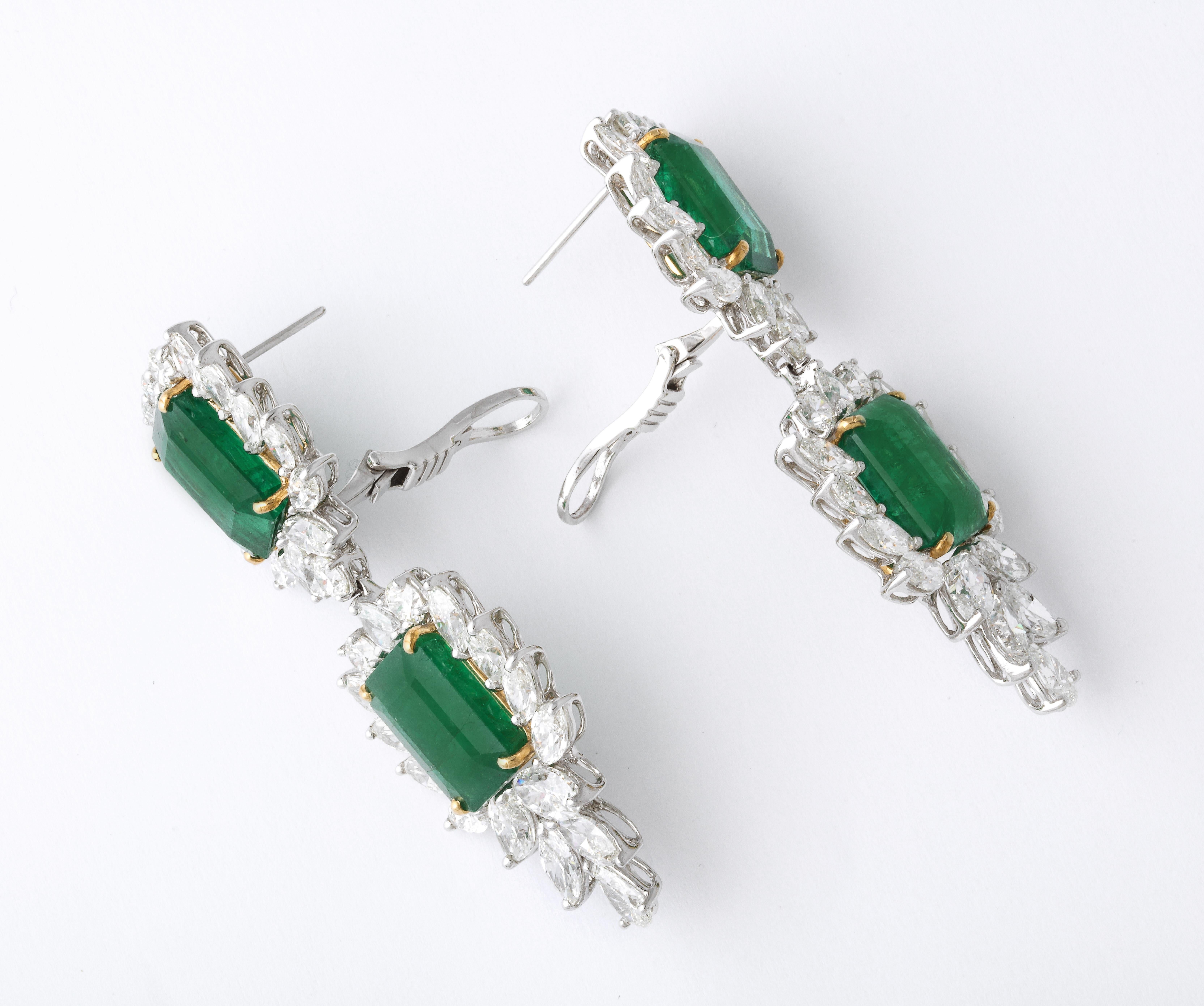 Smaragd- und Diamant-Tropfen-Ohrringe im Angebot 4
