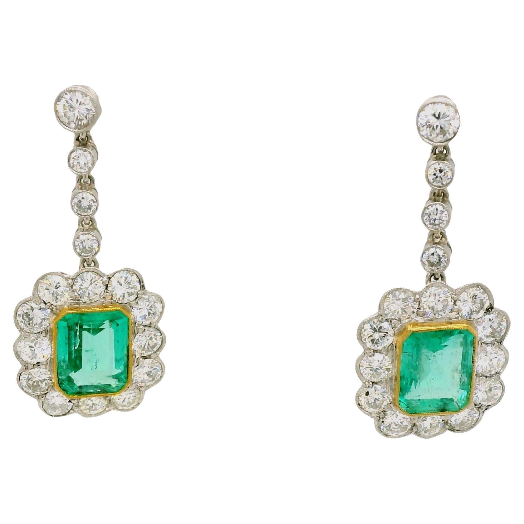 Orecchini a goccia con smeraldo e diamante in vendita