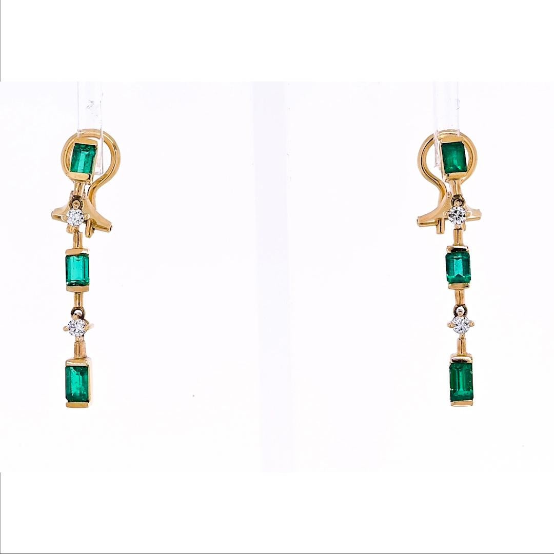 Orecchini di classe e chic con smeraldo naturale e diamanti, tutti incastonati in oro massiccio 14k. Questi orecchini hanno una versatilità strutturale ed estetica che li rende adatti sia all'abbigliamento casual di tutti i giorni che alle occasioni