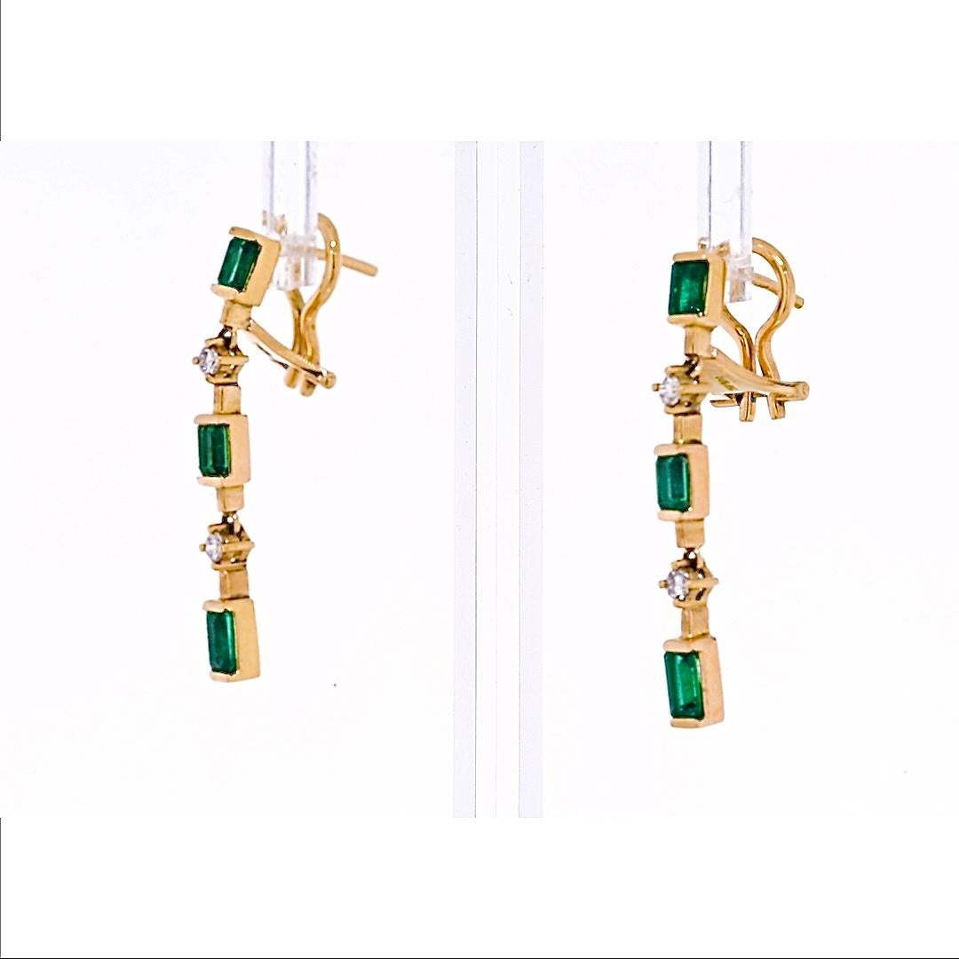 Art déco Boucles d'oreilles en goutte en or massif 14 carats avec émeraudes et diamants et fermeture à clip en vente