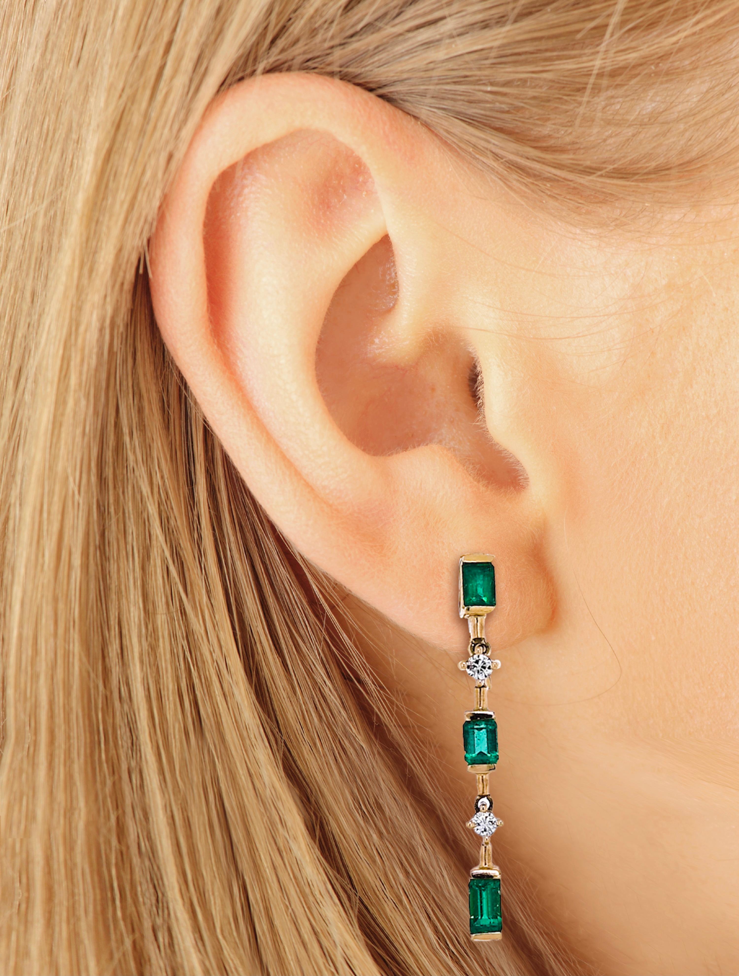 Taglio smeraldo Orecchini a goccia con smeraldo e diamante in oro massiccio 14k con chiusura a clip in vendita