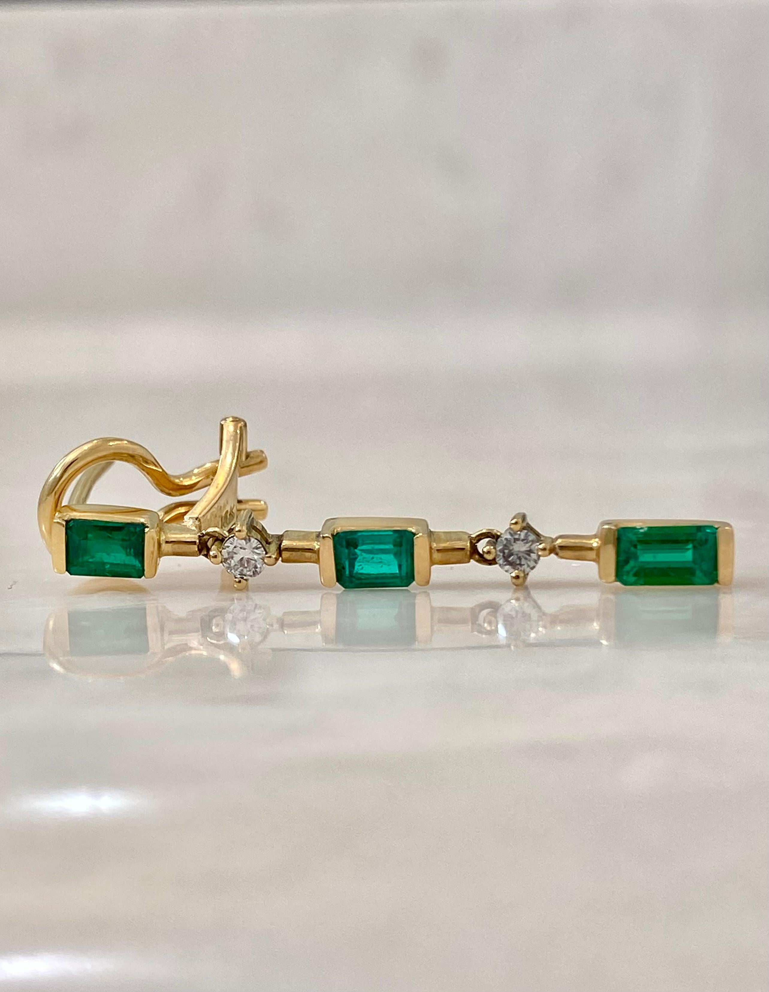 Orecchini a goccia con smeraldo e diamante in oro massiccio 14k con chiusura a clip In condizioni Nuovo in vendita a Miami, FL
