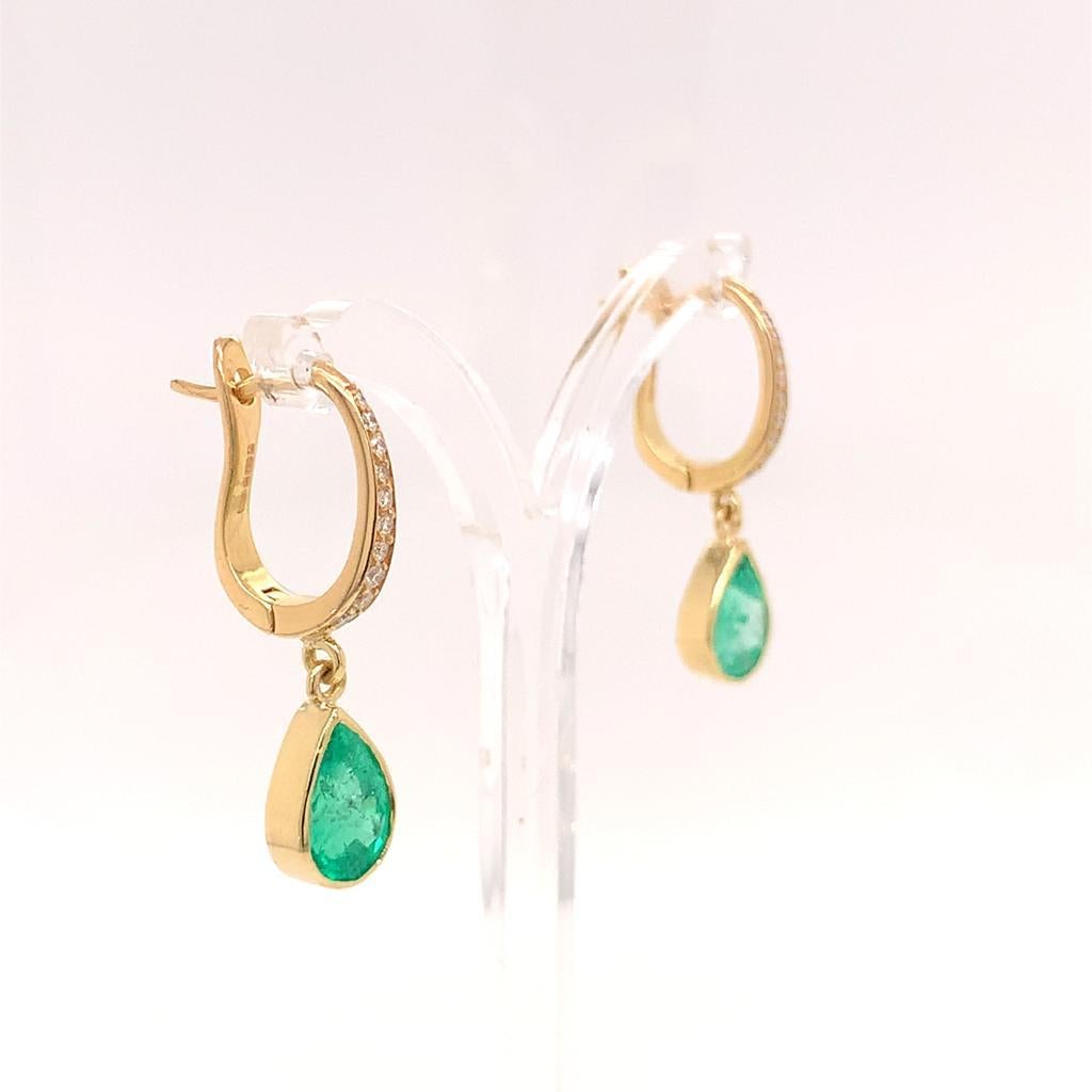 Emerald and Diamond Drop Earrings in 18K Yellow Gold In New Condition For Sale In London, GB