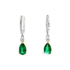 Boucles d'oreilles pendantes en or avec émeraudes et diamants