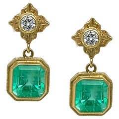 Boucles d'oreilles en goutte en or jaune avec émeraudes et diamants, 5,09 carats au total
