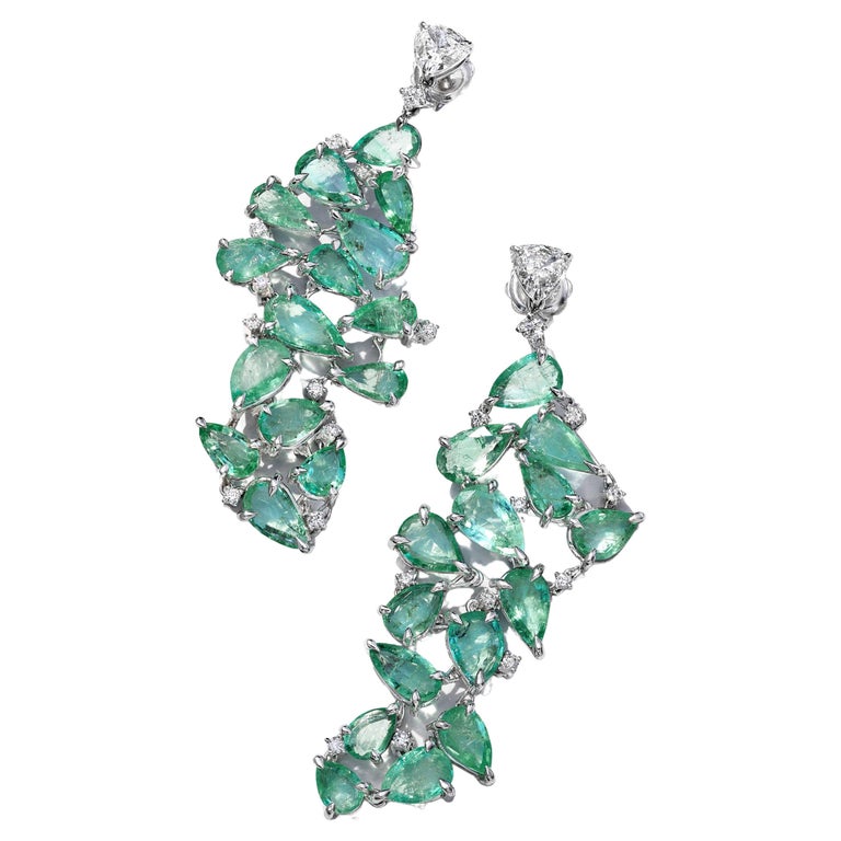 Emerald and Diamond Drop Earrings Set in 18k White Gold For Sale at 1stDibs
