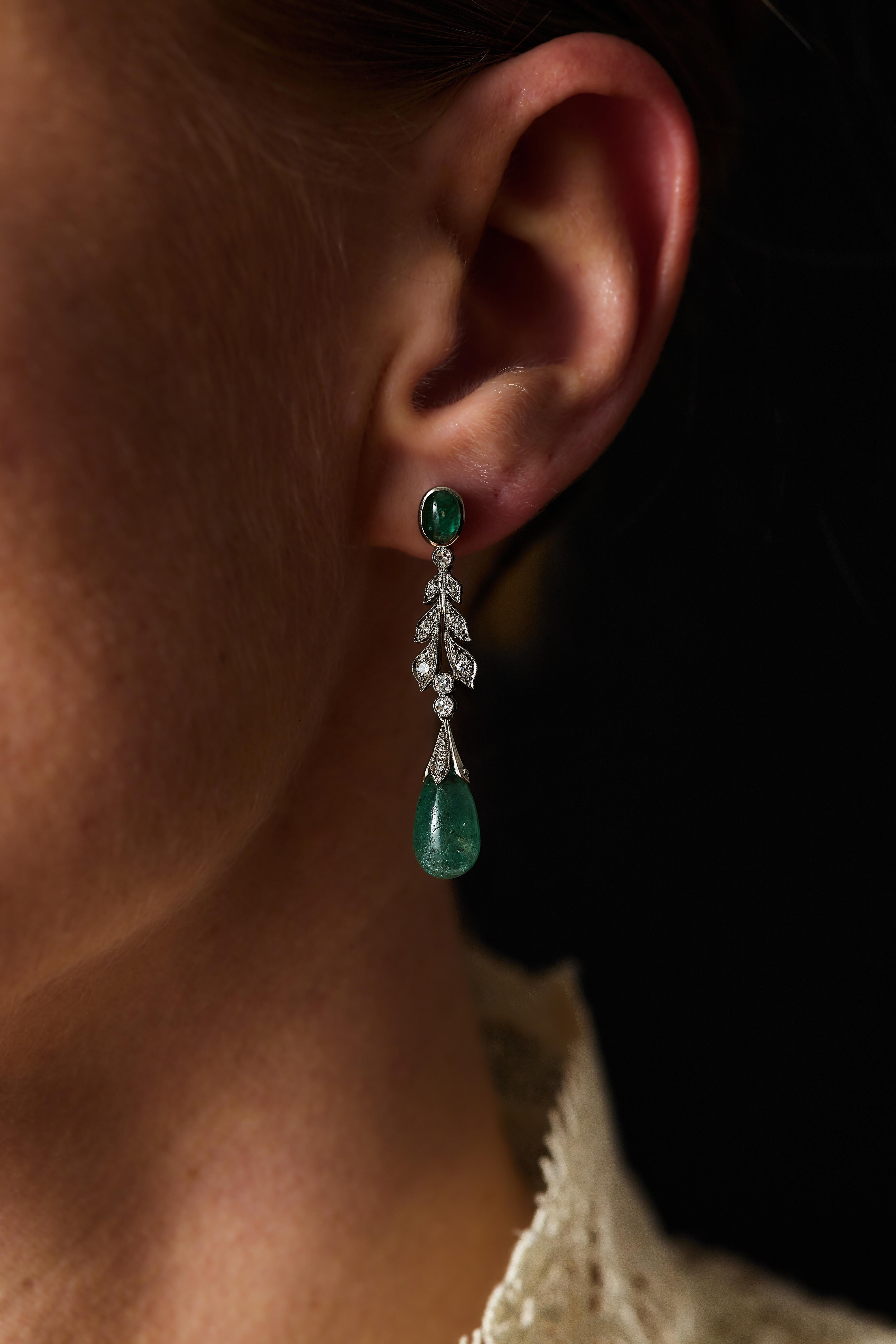1950 Swedish emerald and diamond drop earrings. 

These 1,65 inch / 42mm long and lovely vintage earrings, crafted in 18karat white gold in the 1950s, feature a dreamy pair of lively green cabochon teardrop emeralds weighing approx. 2.50 carats