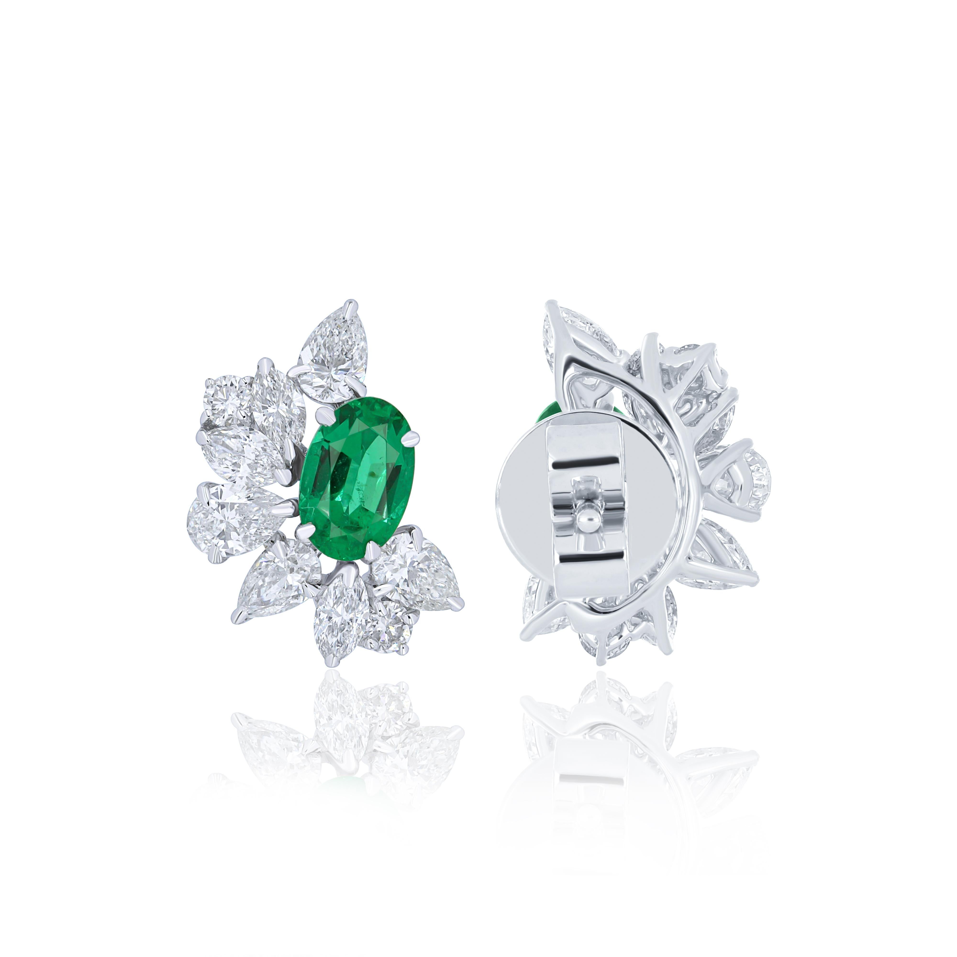Emerald and Diamond Earring 18 Karat White Gold Handcraft Jewelry, Birth Stone In New Condition For Sale In JAIPUR, IN