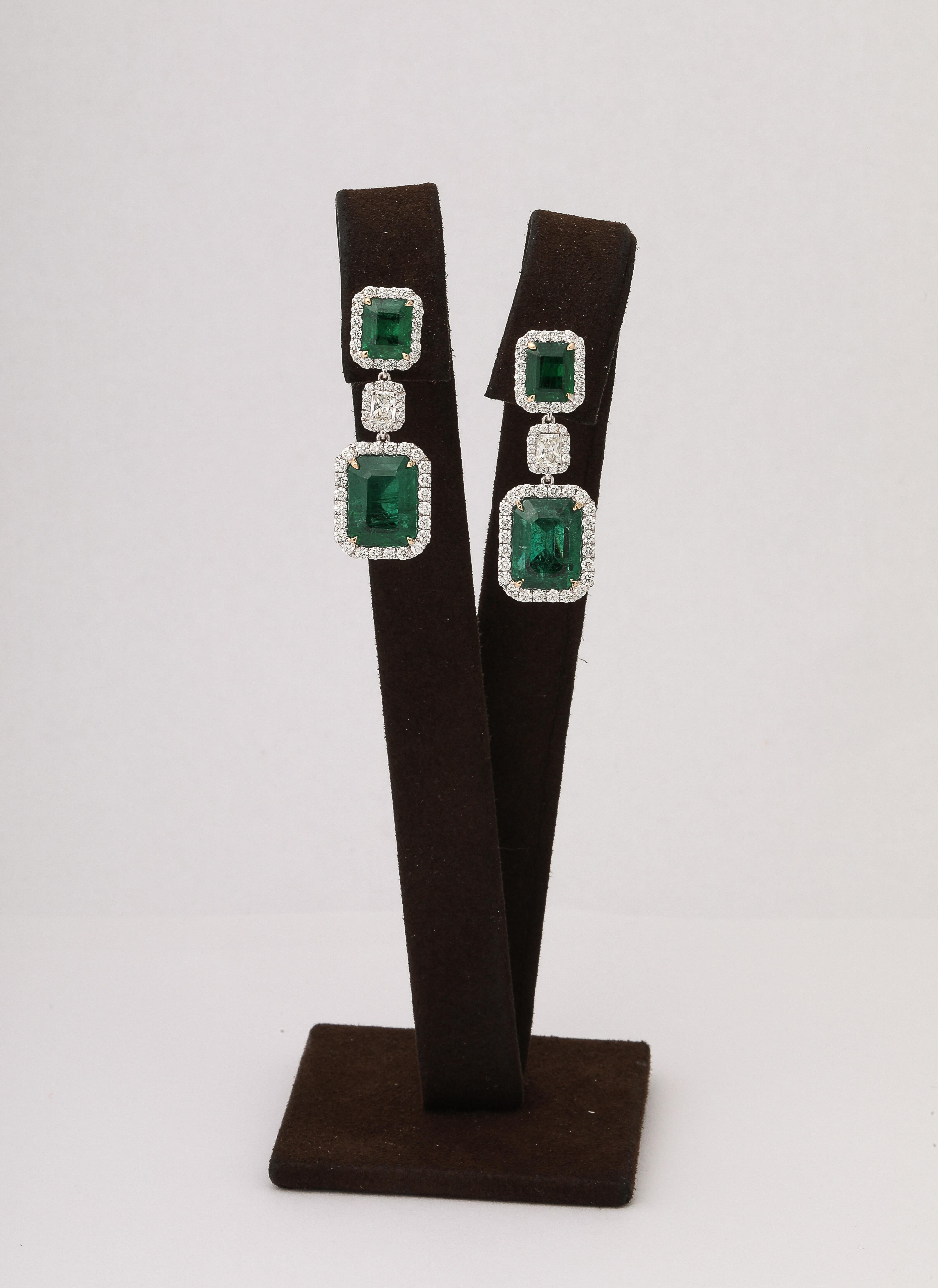
17.63 carats of certified Intense to Vivid Green emerald cut Emeralds. 

4.11 carats of white colorless VS clarity radiant and round brilliant cut diamonds. 

18k white gold.

Certified by Christian Dunaigre of Switzerland 

1.4 inch length